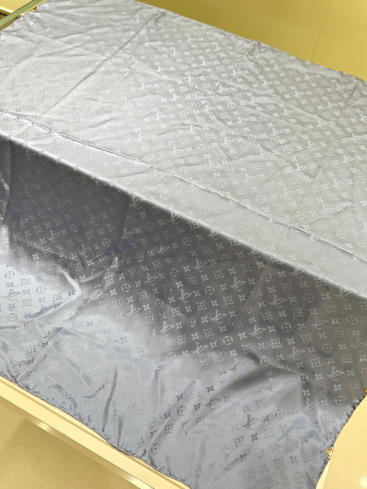Monogram暗纹丝巾，以同色系暗纹提花工艺呈现，100%桑蚕丝，手工卷边，90*90