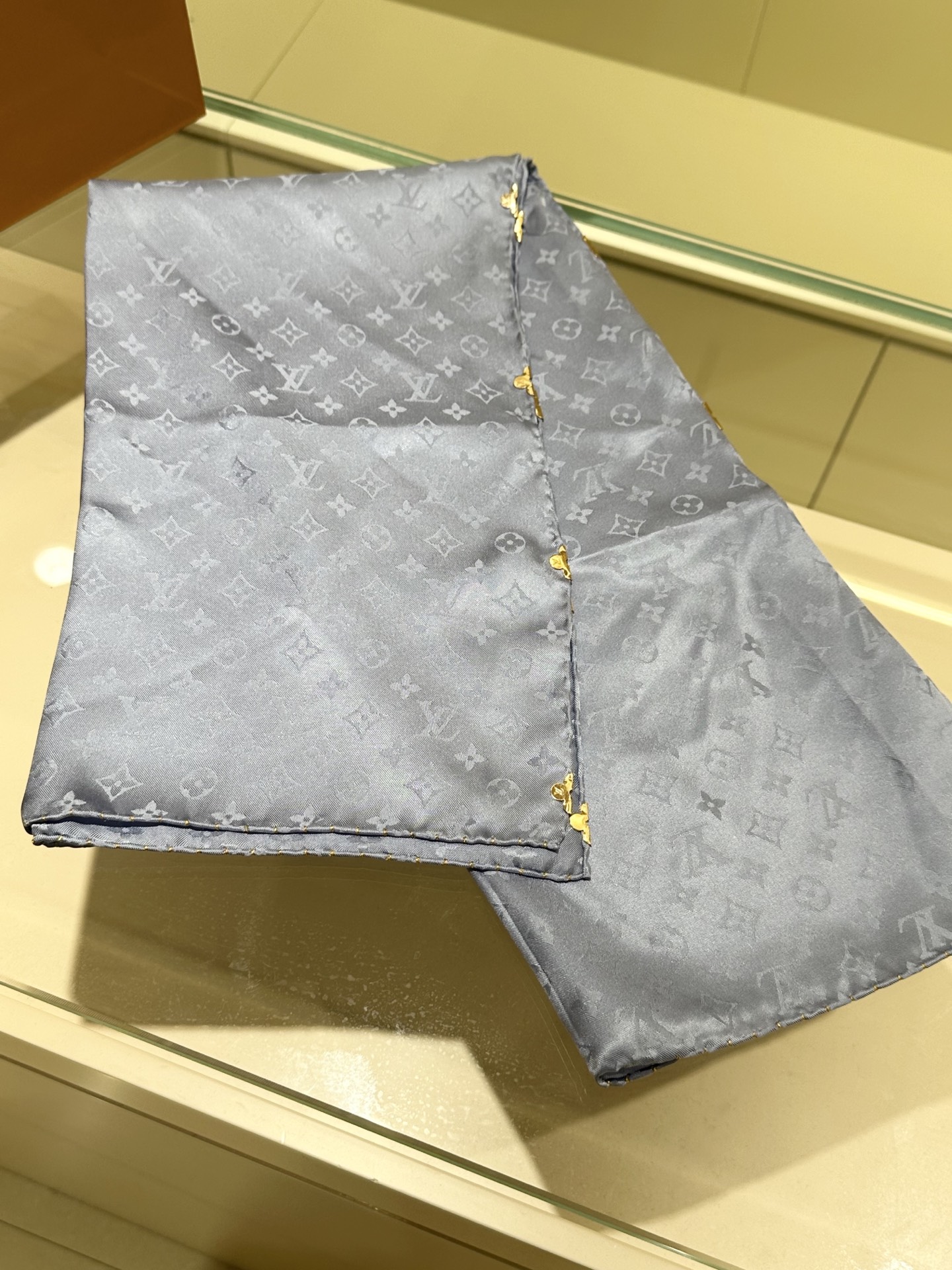 Monogram暗纹丝巾，以同色系暗纹提花工艺呈现，100%桑蚕丝，手工卷边，90*90