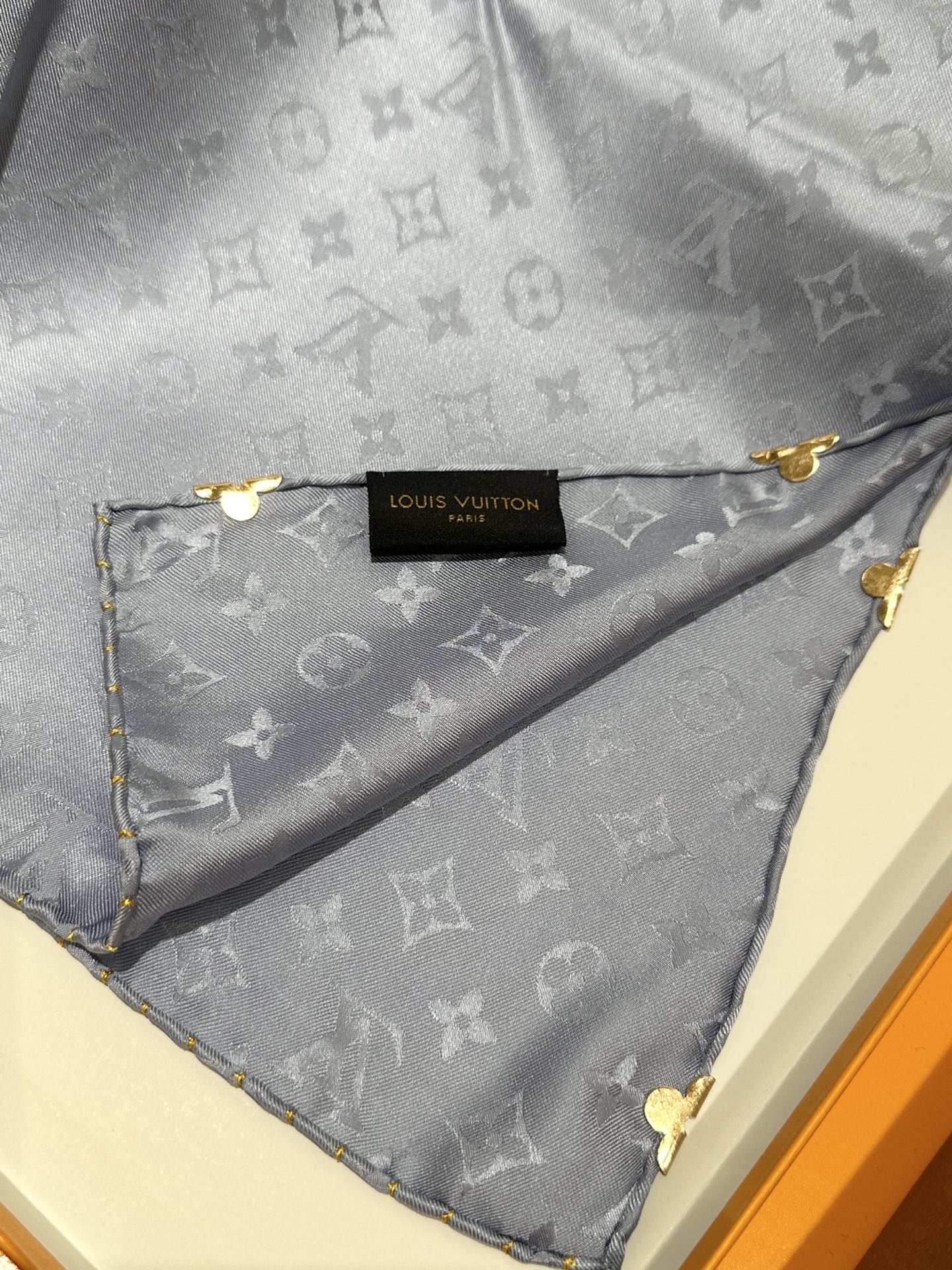 Monogram暗纹丝巾，以同色系暗纹提花工艺呈现，100%桑蚕丝，手工卷边，90*90