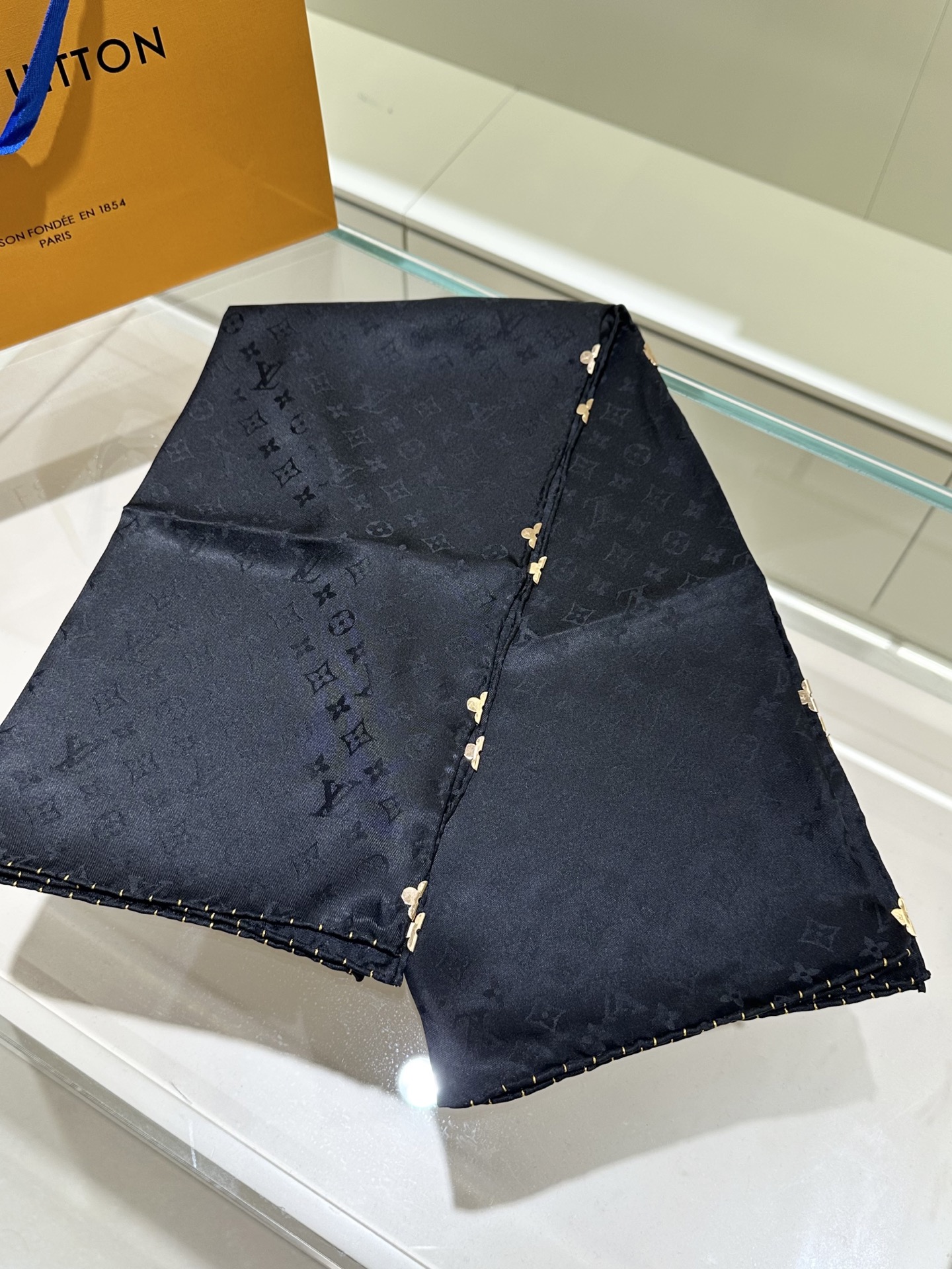 经典黑色💕Monogram暗纹丝巾，以同色系暗纹提花工艺呈现，100%桑蚕丝，手工卷边，90*90