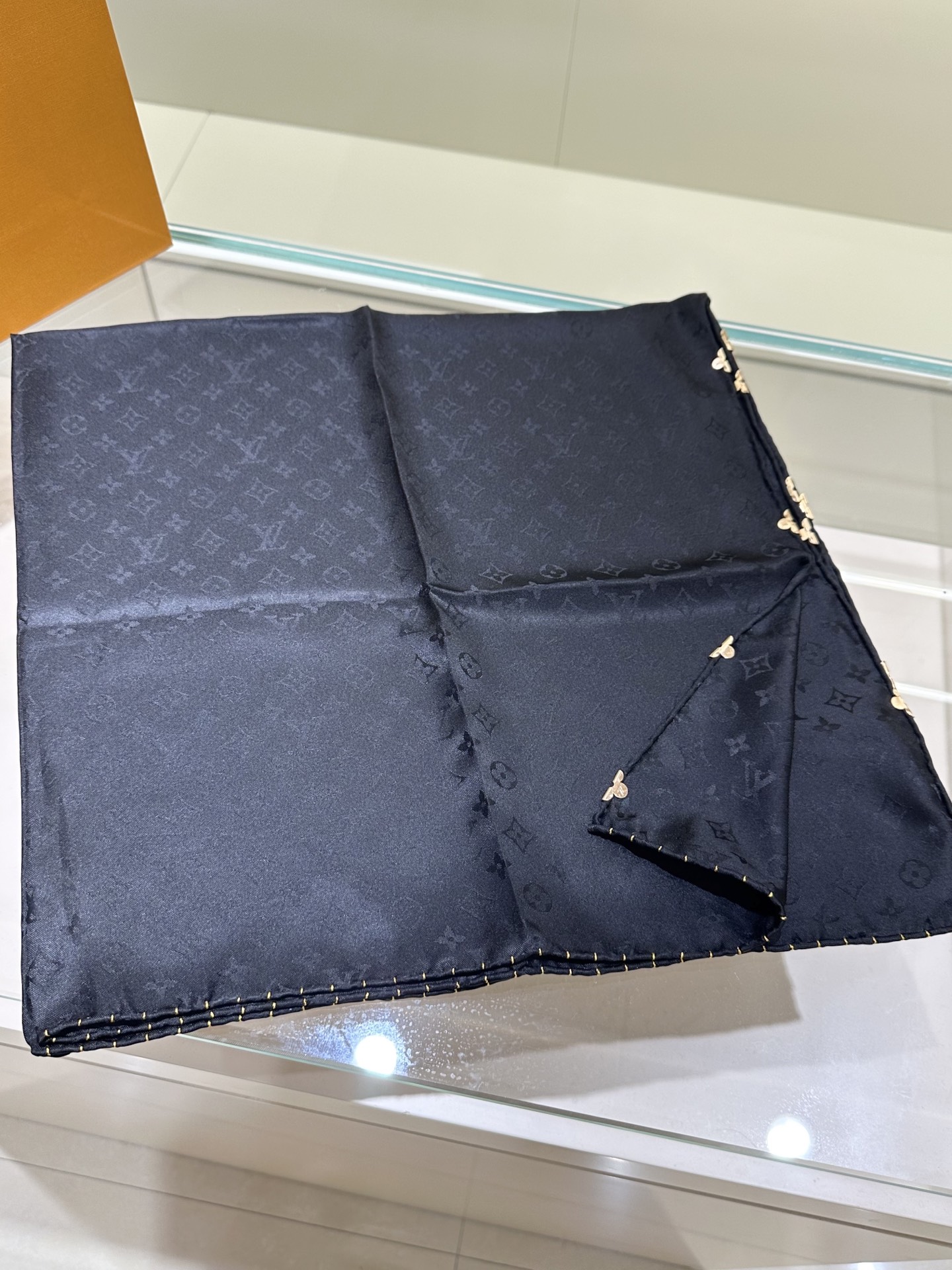 经典黑色💕Monogram暗纹丝巾，以同色系暗纹提花工艺呈现，100%桑蚕丝，手工卷边，90*90