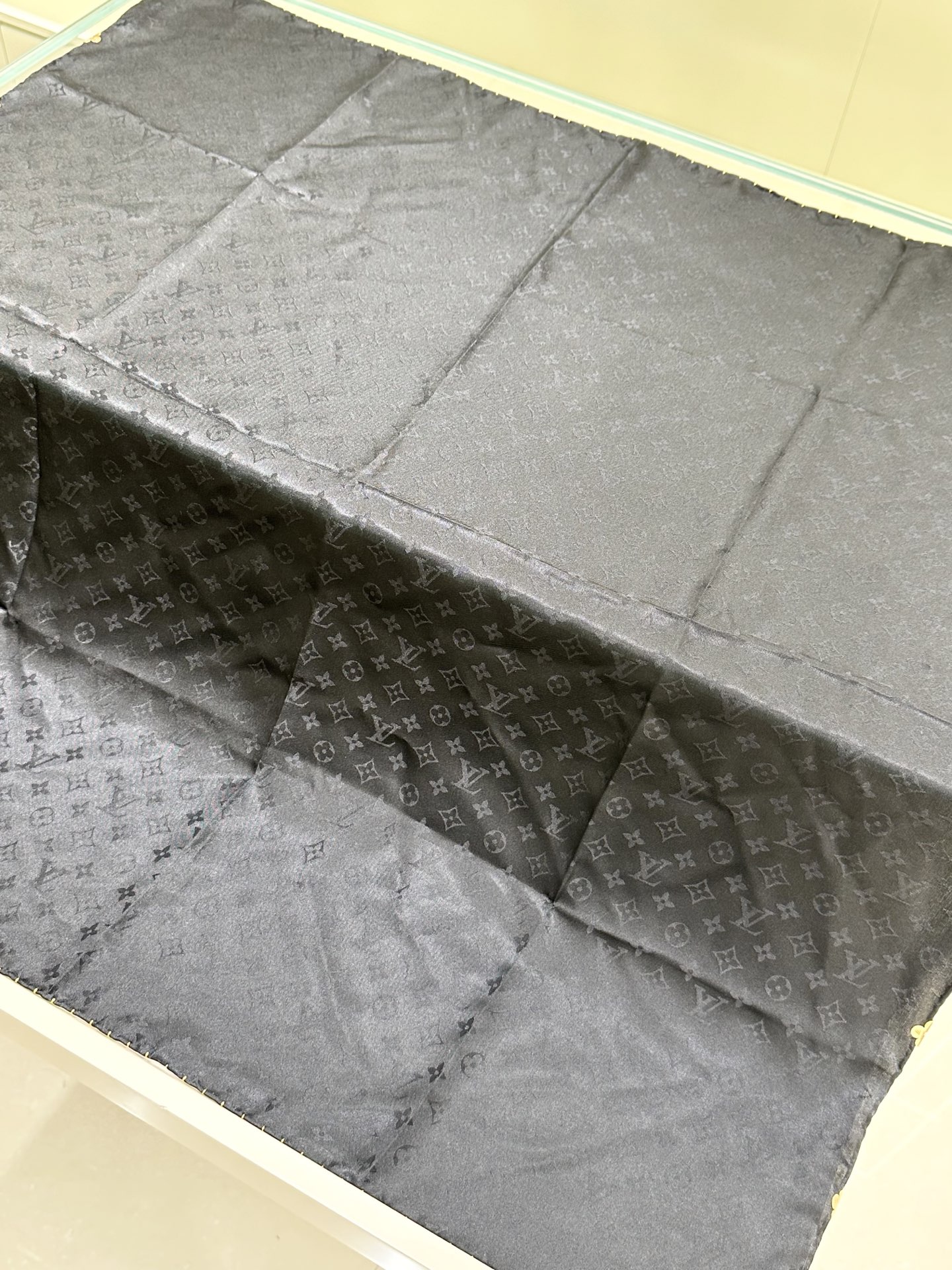 经典黑色💕Monogram暗纹丝巾，以同色系暗纹提花工艺呈现，100%桑蚕丝，手工卷边，90*90