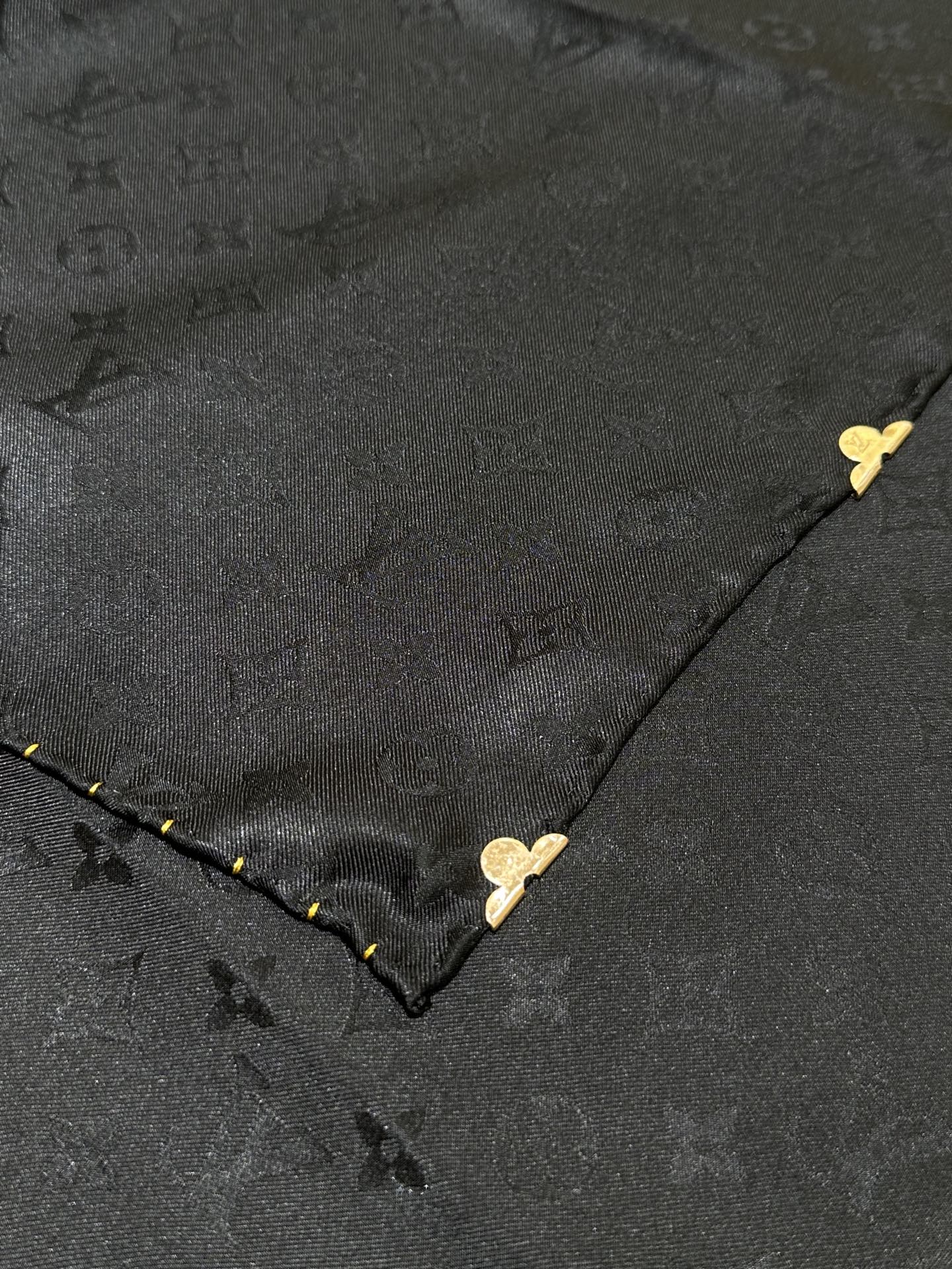 经典黑色💕Monogram暗纹丝巾，以同色系暗纹提花工艺呈现，100%桑蚕丝，手工卷边，90*90