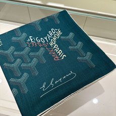 戈雅【双面同色丝绒方巾 】高级时尚又不会过于张扬,很有设计感~气质到骨子里!今年新出的系列~真的被这样的 戈雅【双面同色丝绒方巾 】高级时尚又不会过于张扬,很有设计感~气质到骨子里!今年新出的系列~真的被这样的