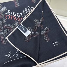 戈雅【双面同色丝绒方巾 】高级时尚又不会过于张扬,很有设计感~气质到骨子里!今年新出的系列~真的被这样的 戈雅【双面同色丝绒方巾 】高级时尚又不会过于张扬,很有设计感~气质到骨子里!今年新出的系列~真的被这样的