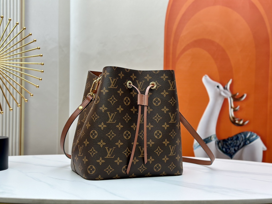 NO:177405,Genuine, top-grade original single, exclusive real shot. The bucket bag Neonoe uses soft Monogram canvas fabric and is decorated with colorful calfskin. The adjustable shoulder strap design facilitates the modern crossbody shape. 26X22X27CM long X height X width Monogram coated canvas fabric, colorful calfskin trim, colorful microfiber bonded lining, gold metal trim, rope closure, adjustable long bag strap with snap buttons, zippered inner bag. The oblique strap is 122cm long!  Shoulder strap length 72cm/M44020 black/M44021 red/M44022 pink/M44887 caramel color, genuine LV, louis vuitton, cowhide19860909正品级 顶级原单 独家实拍 水桶包Neonoe选用柔软的Monogram帆布面料,并搭配缤纷多彩的小牛皮装饰.可调节肩带设计便于打造风格现代的斜挎造型.26X22X27CM 长X高X宽 Monogram涂层帆布面料,彩色小牛皮饰边,彩色超细纤维粘合内衬,金色金属饰件,束绳闭合,配有摁扣的可调节长包带,拉链内袋.斜背带长122Cm！肩背带长72cm/M44020黑色/ M44021 红色/M44022粉色 /M44887焦糖色,正品级LV,louis vuitton,cowhide,Bag