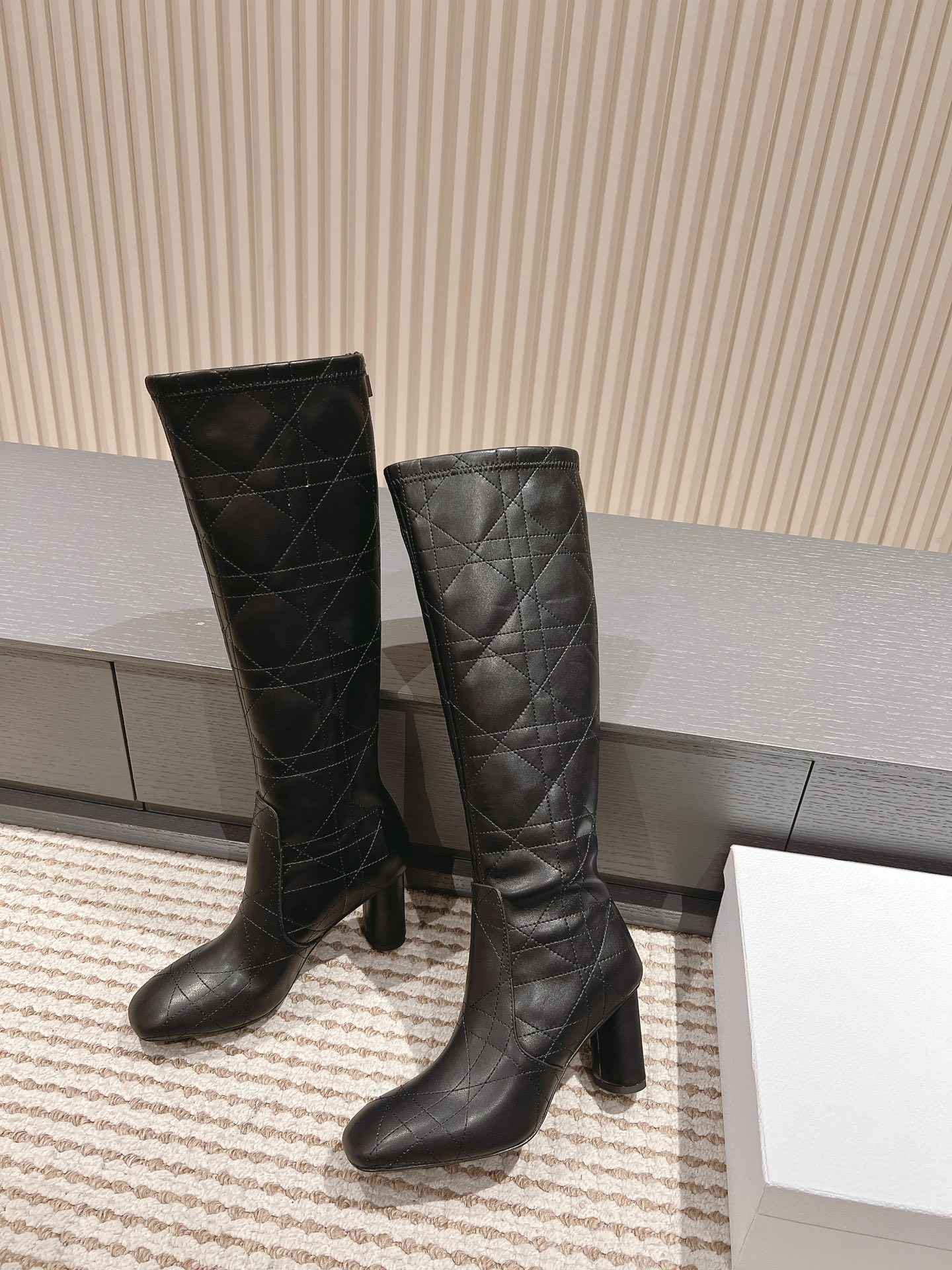 NO:560168,Top new series of autumn and winter D-Major series Martin boots, imported waxy cowhide upper, sheepskin lining, comfortable and breathable, original leather outsole, heel height: 8.5CM SIZE: 35-40 [40.41.42 customization], boots, boots, cowhide, sheepskin, Leather soles19860909顶级秋冬全新系列D-Major系列马丁靴 进口腊感牛皮鞋面 羊皮内里 舒适透气 原版真皮大底 跟高:8.5CM SIZE: 35-40 [40.41.42定制],靴子,boots,cowhide,sheepskin,Leather soles,Women's Shoes