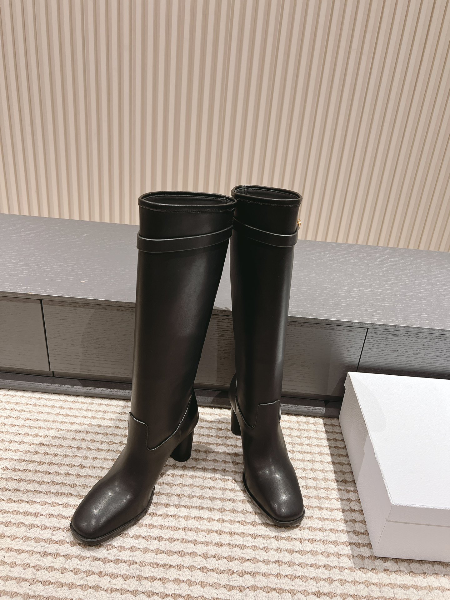 NO:560171,Top new series of autumn and winter D-Major series Martin boots. Original imported cowhide + denim material. Sheepskin lining. Comfortable and breathable. Heel height: 8.5CM. Original TPU three-piece combination outsole. Size 35-41 [40/41 customized], boots, boots, cowhide, sheepskin19860909顶级秋冬全新系列D-Major系列马丁靴 原版进口牛皮+牛仔布材质 羊皮内里 舒适透气 跟高:8.5CM 原版TPU三件套组合大底. 尺码35-41 [40/41定制],靴子,boots,cowhide,sheepskin,Women's Shoes