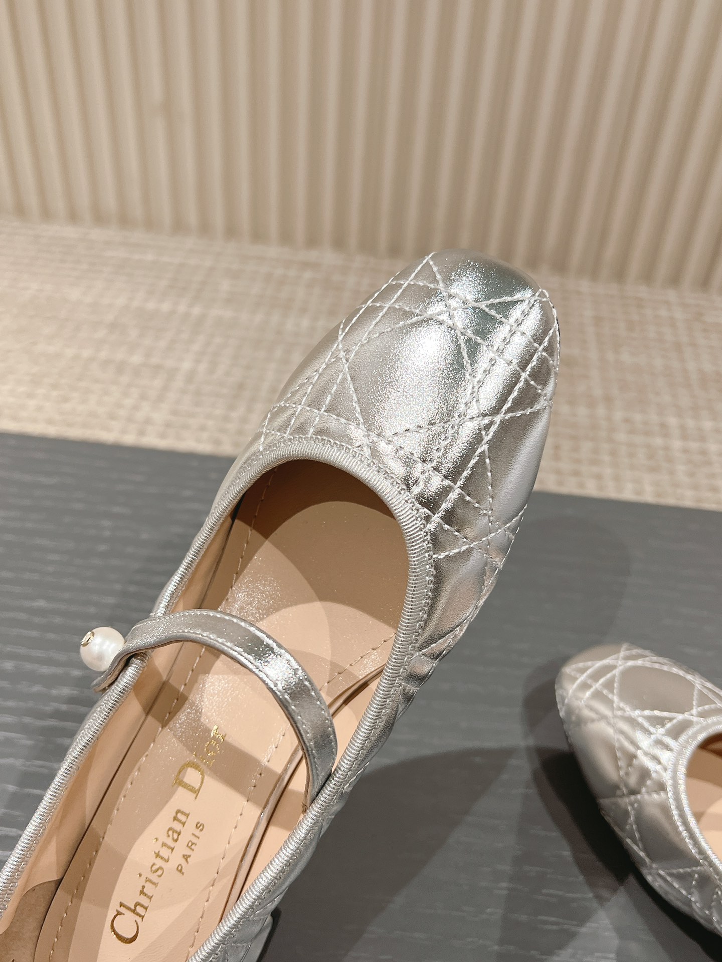 P210、皮底+30
迪奥 Dior 2025春夏高定系列新款 Ballet 标志性电绣藤格纹低跟芭蕾舞女鞋 CD字母logo珍珠扣粗跟蝴蝶结凉鞋
材质：进口金属羊皮/环保藤格纹粗花呢
内里：水染羊皮内里
大底：意大利真皮大底
跟高：3.5CM
码数：34-42（34.40.41.42.定制不退不换）