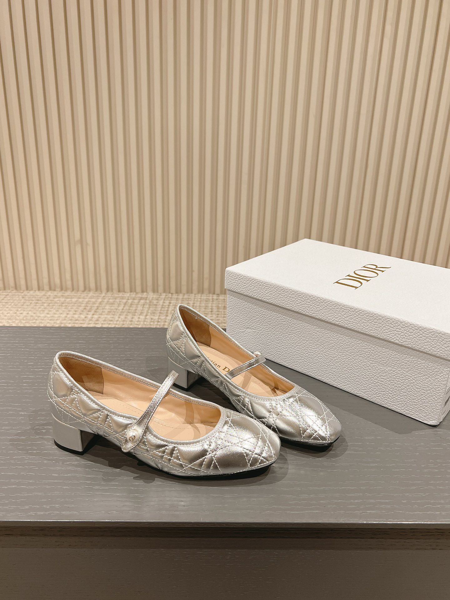 P210、皮底+30
迪奥 Dior 2025春夏高定系列新款 Ballet 标志性电绣藤格纹低跟芭蕾舞女鞋 CD字母logo珍珠扣粗跟蝴蝶结凉鞋
材质：进口金属羊皮/环保藤格纹粗花呢
内里：水染羊皮内里
大底：意大利真皮大底
跟高：3.5CM
码数：34-42（34.40.41.42.定制不退不换）