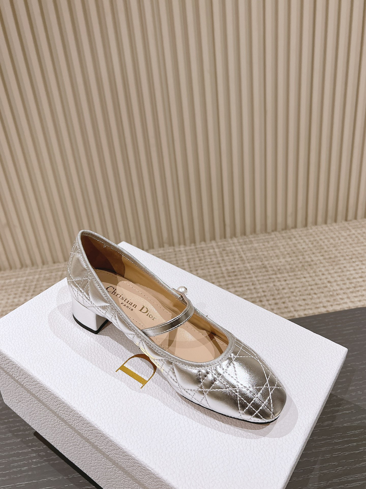 P210、皮底+30
迪奥 Dior 2025春夏高定系列新款 Ballet 标志性电绣藤格纹低跟芭蕾舞女鞋 CD字母logo珍珠扣粗跟蝴蝶结凉鞋
材质：进口金属羊皮/环保藤格纹粗花呢
内里：水染羊皮内里
大底：意大利真皮大底
跟高：3.5CM
码数：34-42（34.40.41.42.定制不退不换）