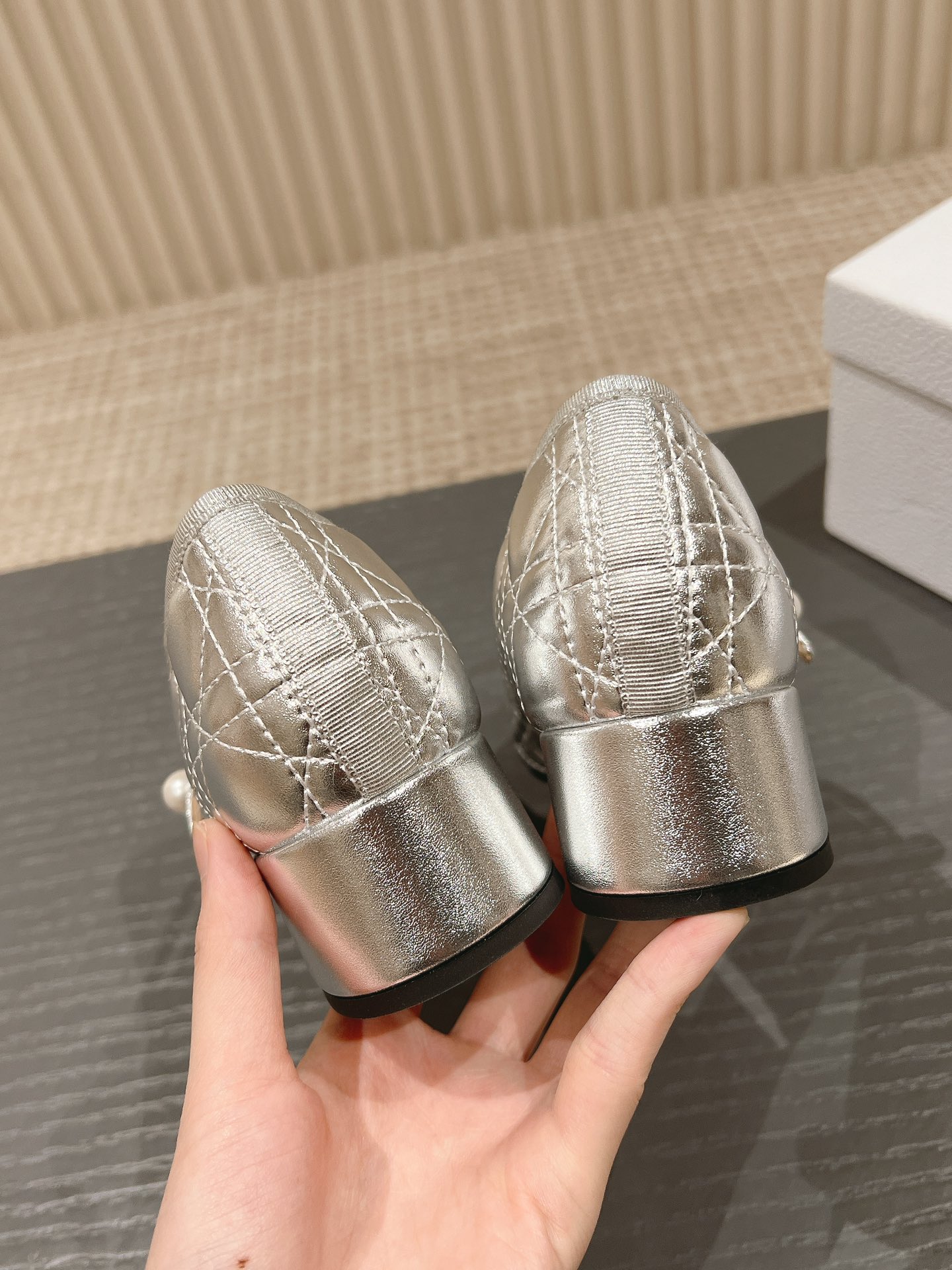 P210、皮底+30
迪奥 Dior 2025春夏高定系列新款 Ballet 标志性电绣藤格纹低跟芭蕾舞女鞋 CD字母logo珍珠扣粗跟蝴蝶结凉鞋
材质：进口金属羊皮/环保藤格纹粗花呢
内里：水染羊皮内里
大底：意大利真皮大底
跟高：3.5CM
码数：34-42（34.40.41.42.定制不退不换）