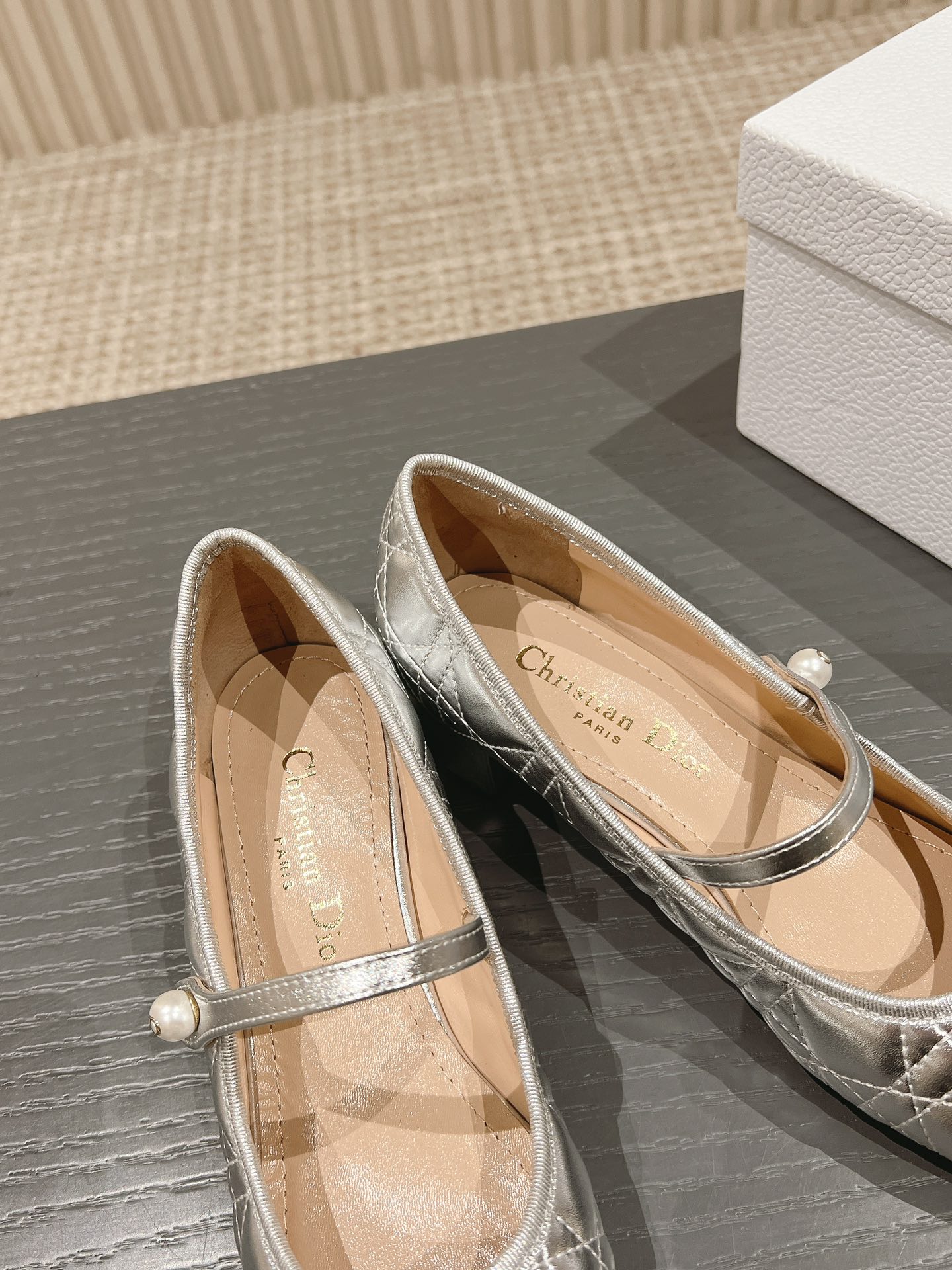 P210、皮底+30
迪奥 Dior 2025春夏高定系列新款 Ballet 标志性电绣藤格纹低跟芭蕾舞女鞋 CD字母logo珍珠扣粗跟蝴蝶结凉鞋
材质：进口金属羊皮/环保藤格纹粗花呢
内里：水染羊皮内里
大底：意大利真皮大底
跟高：3.5CM
码数：34-42（34.40.41.42.定制不退不换）