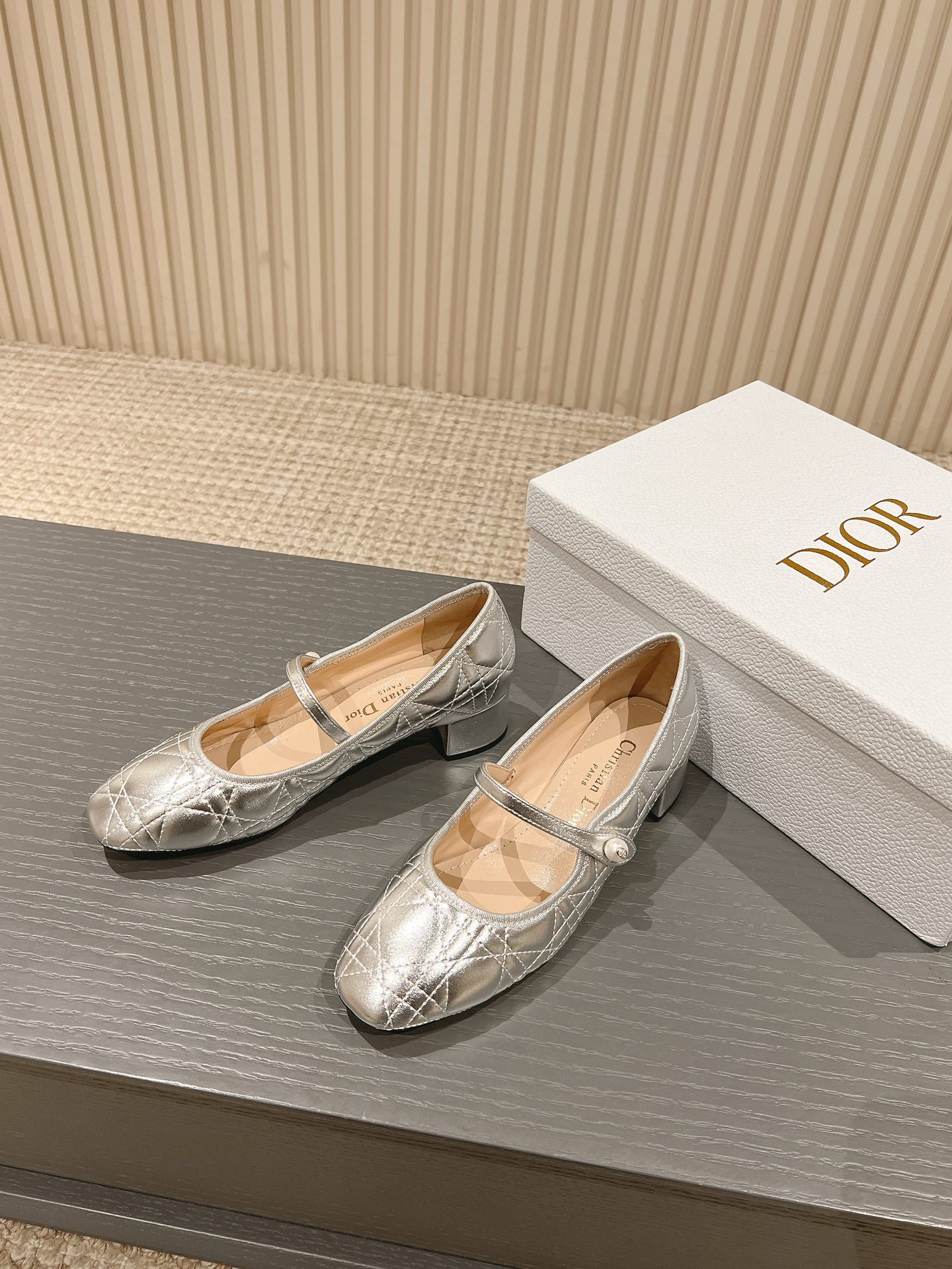 P210、皮底+30
迪奥 Dior 2025春夏高定系列新款 Ballet 标志性电绣藤格纹低跟芭蕾舞女鞋 CD字母logo珍珠扣粗跟蝴蝶结凉鞋
材质：进口金属羊皮/环保藤格纹粗花呢
内里：水染羊皮内里
大底：意大利真皮大底
跟高：3.5CM
码数：34-42（34.40.41.42.定制不退不换）