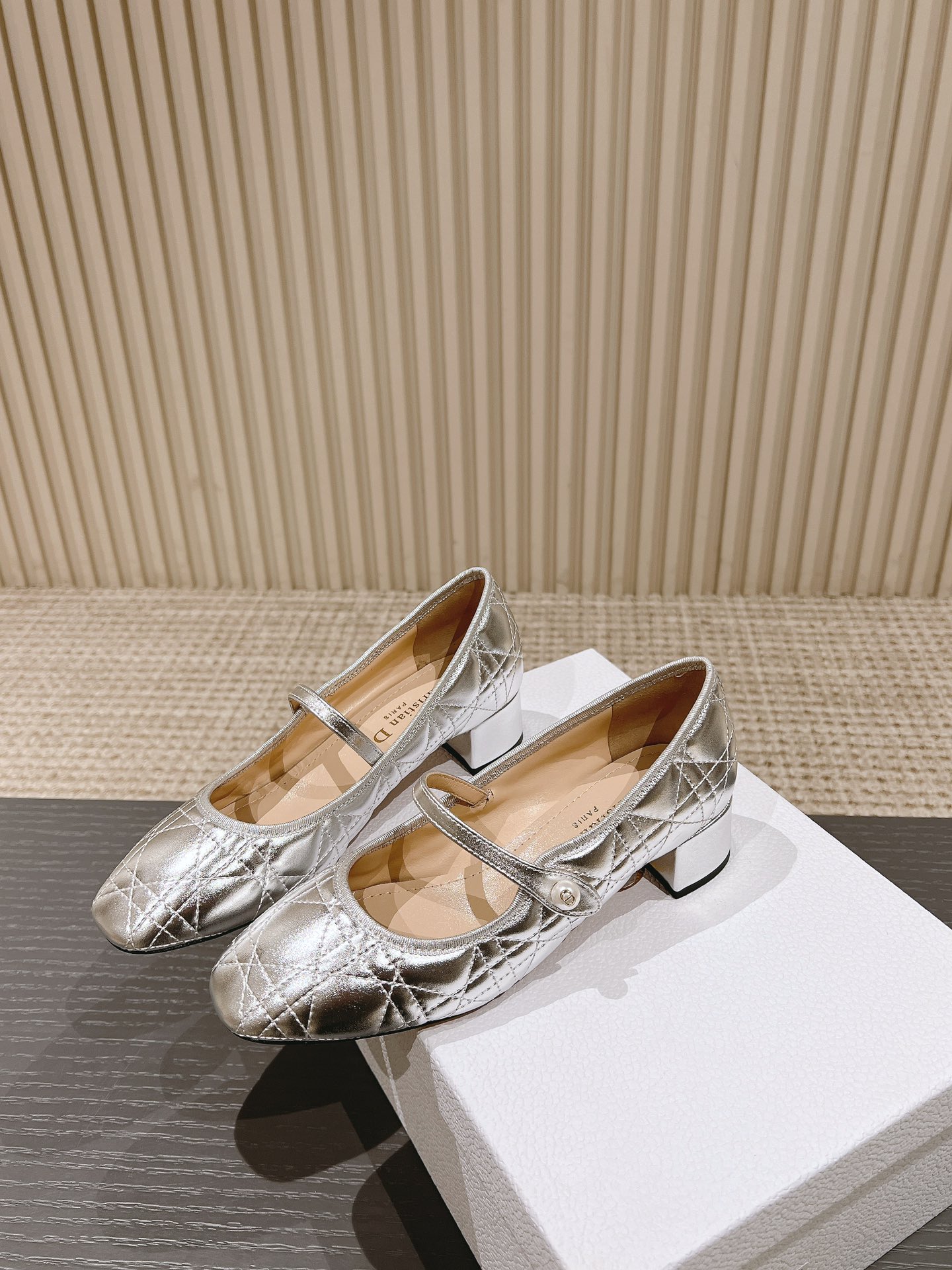 P210、皮底+30
迪奥 Dior 2025春夏高定系列新款 Ballet 标志性电绣藤格纹低跟芭蕾舞女鞋 CD字母logo珍珠扣粗跟蝴蝶结凉鞋
材质：进口金属羊皮/环保藤格纹粗花呢
内里：水染羊皮内里
大底：意大利真皮大底
跟高：3.5CM
码数：34-42（34.40.41.42.定制不退不换）
