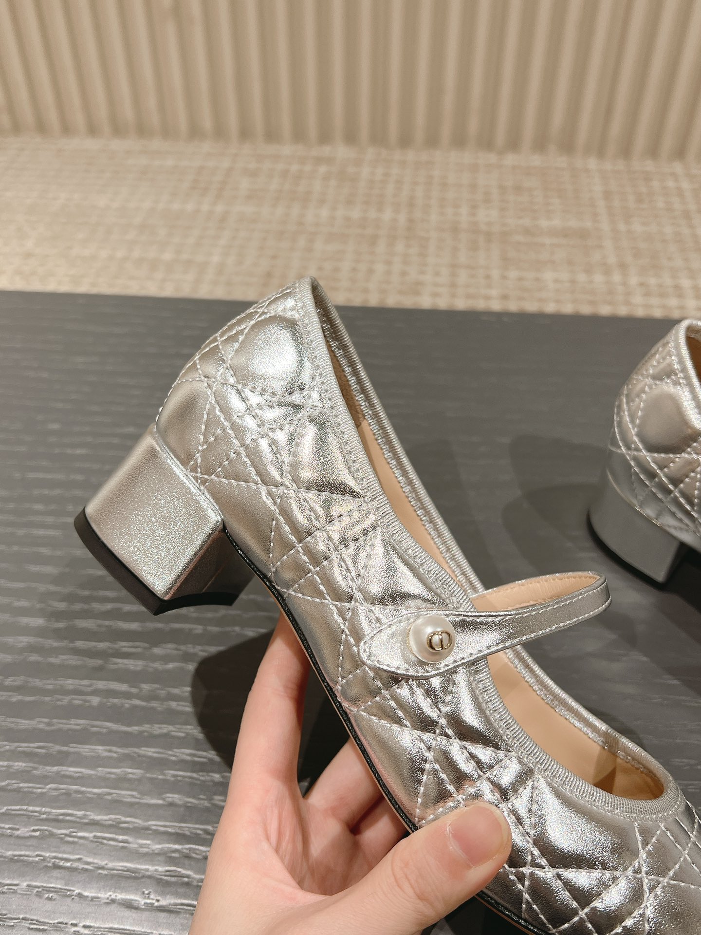 P210、皮底+30
迪奥 Dior 2025春夏高定系列新款 Ballet 标志性电绣藤格纹低跟芭蕾舞女鞋 CD字母logo珍珠扣粗跟蝴蝶结凉鞋
材质：进口金属羊皮/环保藤格纹粗花呢
内里：水染羊皮内里
大底：意大利真皮大底
跟高：3.5CM
码数：34-42（34.40.41.42.定制不退不换）