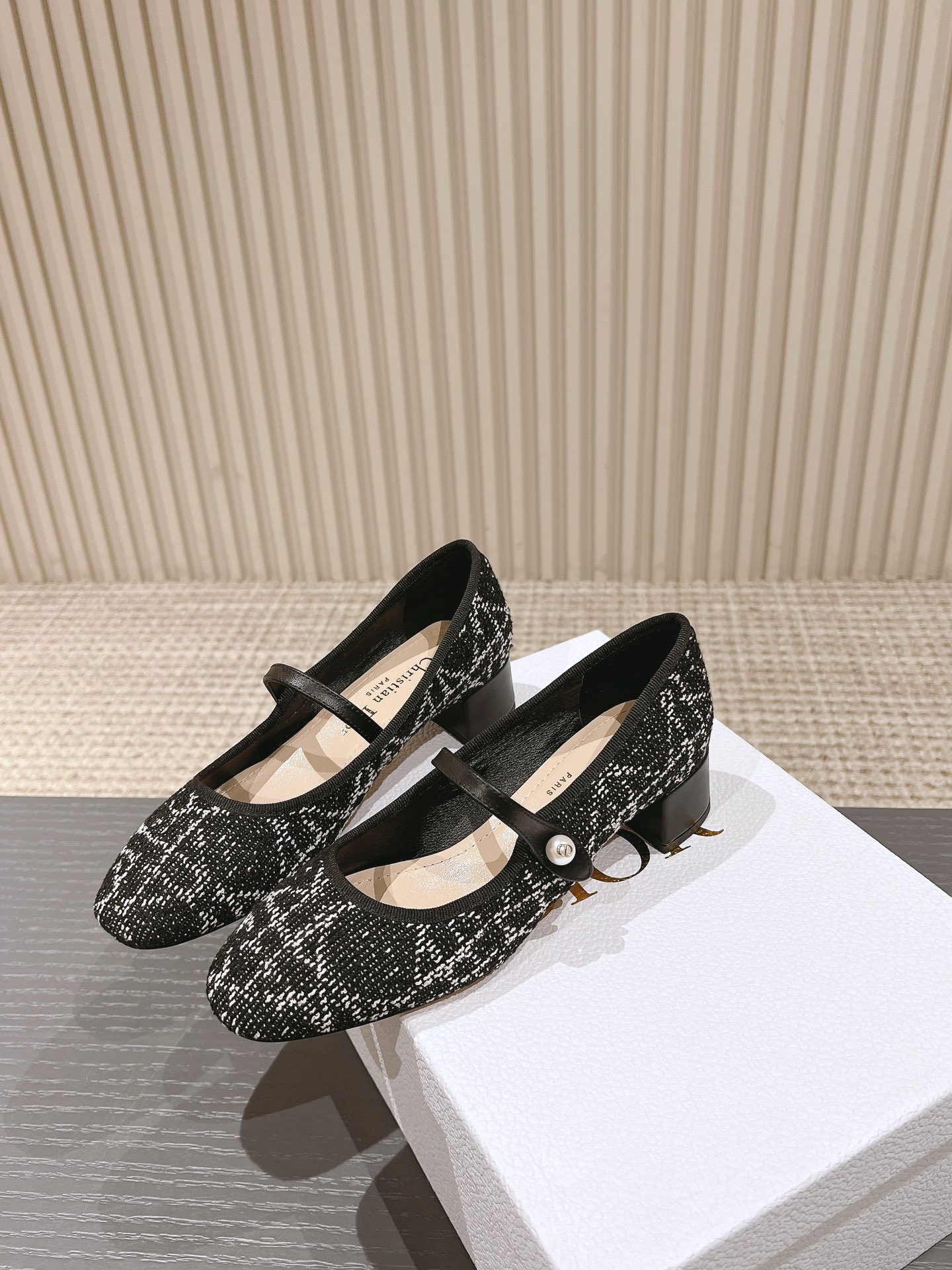 P210、皮底+30
迪奥 Dior 2025春夏高定系列新款 Ballet 标志性电绣藤格纹低跟芭蕾舞女鞋 CD字母logo珍珠扣粗跟蝴蝶结凉鞋
材质：进口金属羊皮/环保藤格纹粗花呢
内里：水染羊皮内里
大底：意大利真皮大底
跟高：3.5CM
码数：34-42（34.40.41.42.定制不退不换）