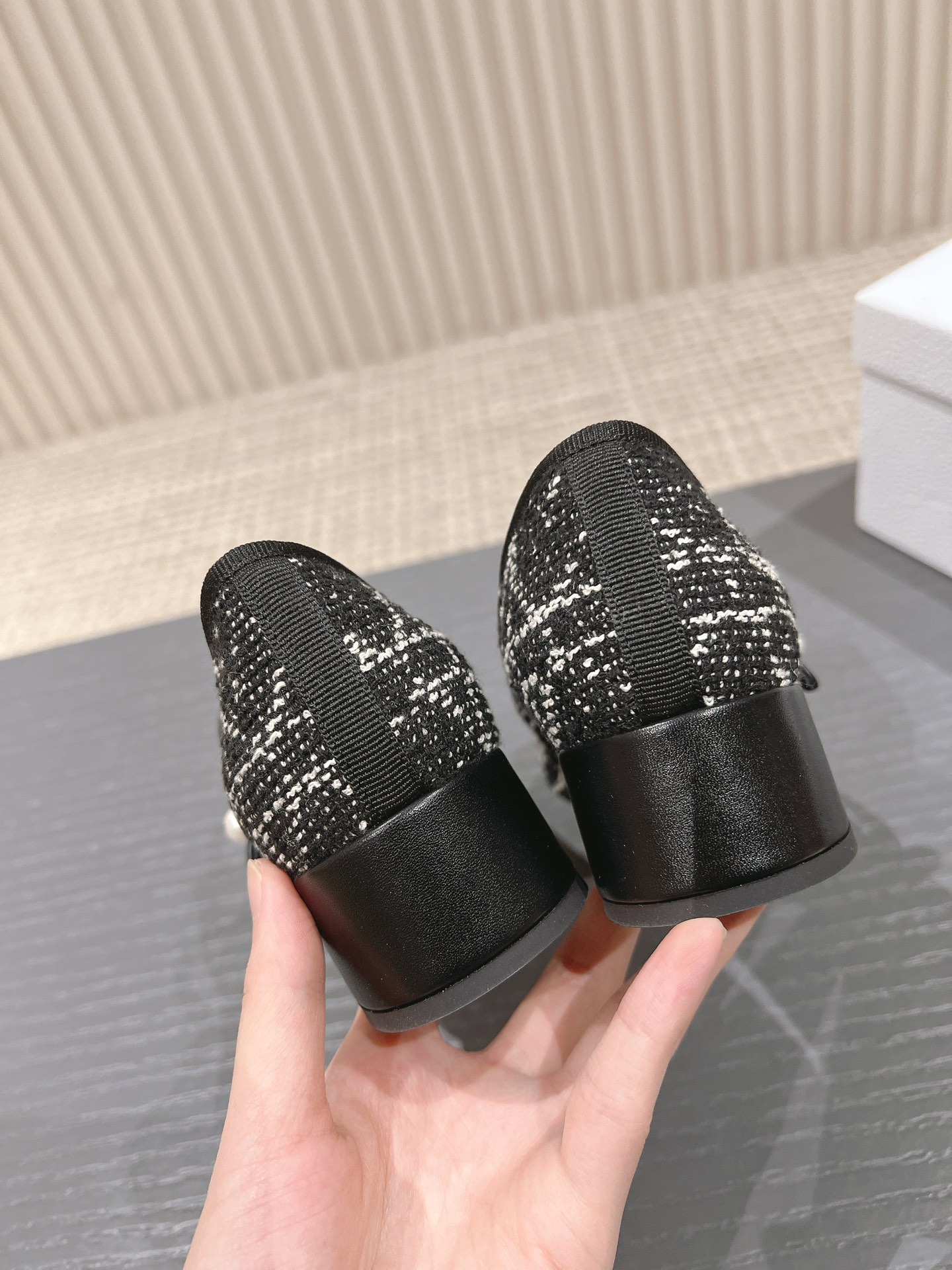 P210、皮底+30
迪奥 Dior 2025春夏高定系列新款 Ballet 标志性电绣藤格纹低跟芭蕾舞女鞋 CD字母logo珍珠扣粗跟蝴蝶结凉鞋
材质：进口金属羊皮/环保藤格纹粗花呢
内里：水染羊皮内里
大底：意大利真皮大底
跟高：3.5CM
码数：34-42（34.40.41.42.定制不退不换）