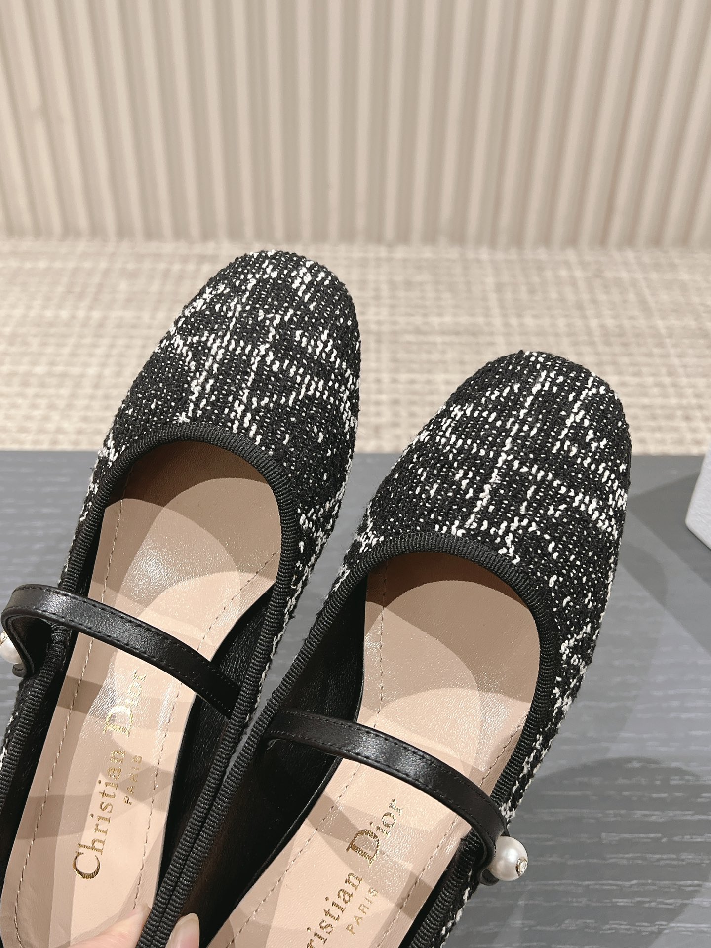 P210、皮底+30
迪奥 Dior 2025春夏高定系列新款 Ballet 标志性电绣藤格纹低跟芭蕾舞女鞋 CD字母logo珍珠扣粗跟蝴蝶结凉鞋
材质：进口金属羊皮/环保藤格纹粗花呢
内里：水染羊皮内里
大底：意大利真皮大底
跟高：3.5CM
码数：34-42（34.40.41.42.定制不退不换）