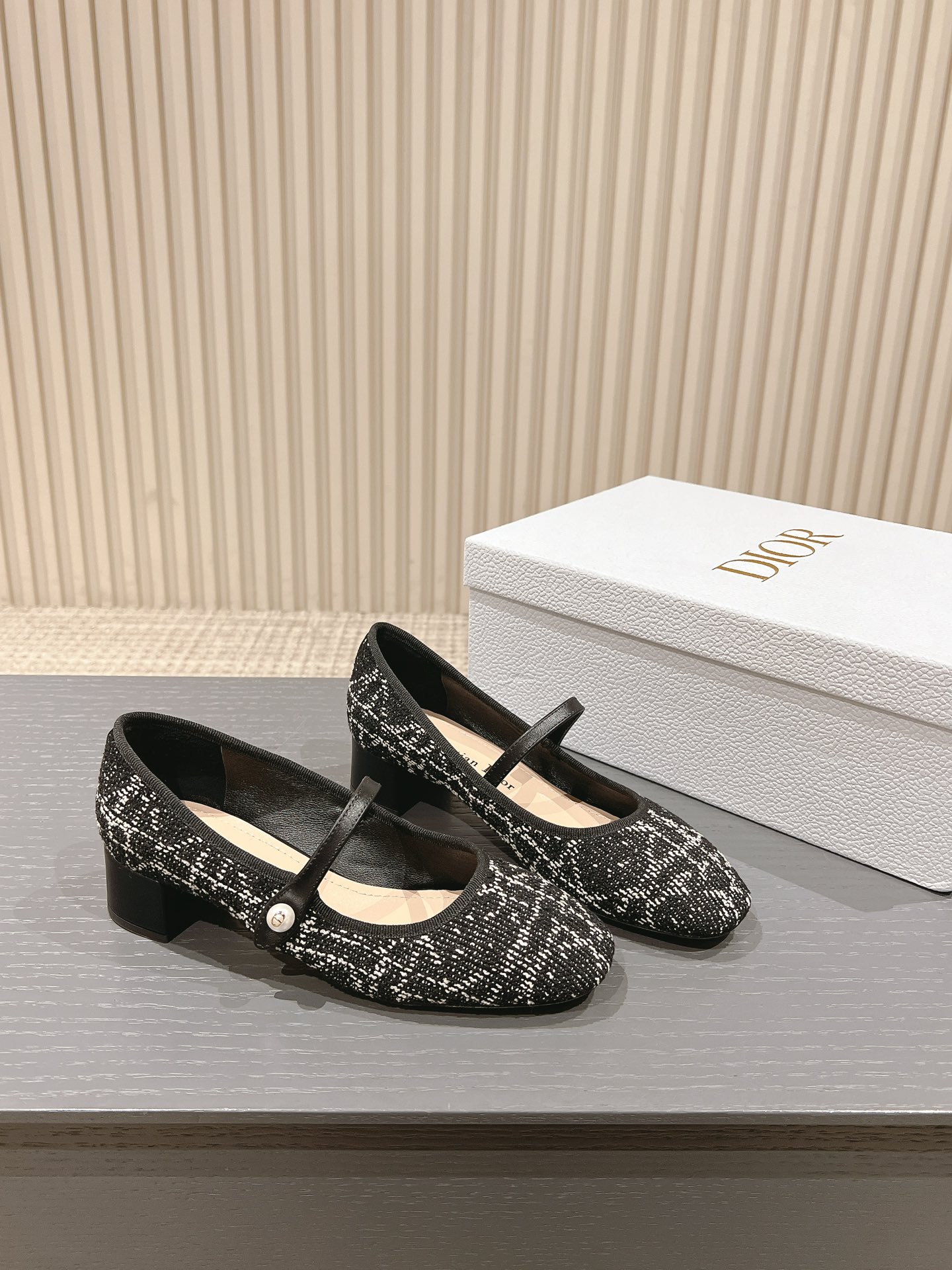 P210、皮底+30
迪奥 Dior 2025春夏高定系列新款 Ballet 标志性电绣藤格纹低跟芭蕾舞女鞋 CD字母logo珍珠扣粗跟蝴蝶结凉鞋
材质：进口金属羊皮/环保藤格纹粗花呢
内里：水染羊皮内里
大底：意大利真皮大底
跟高：3.5CM
码数：34-42（34.40.41.42.定制不退不换）