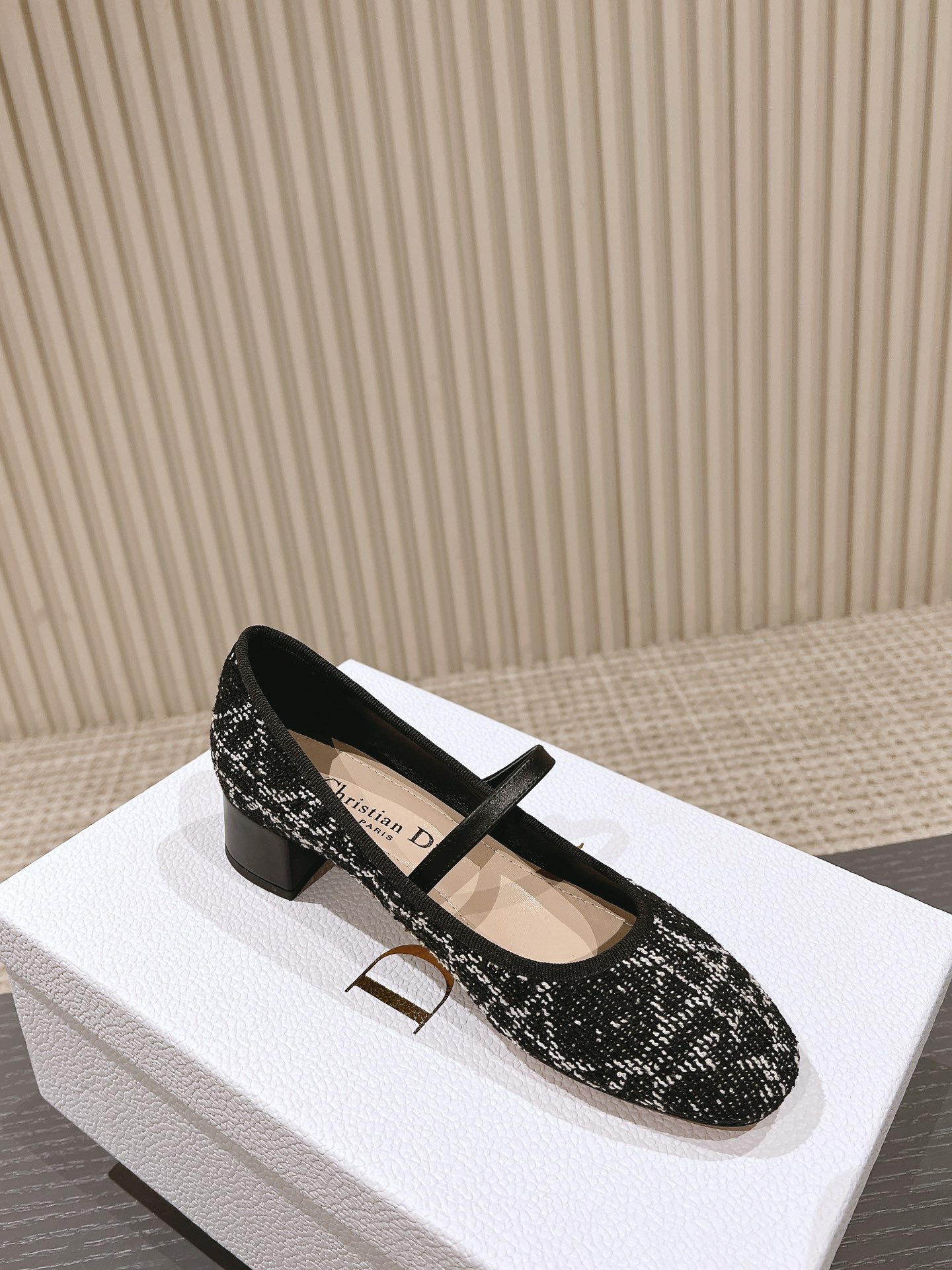 P210、皮底+30
迪奥 Dior 2025春夏高定系列新款 Ballet 标志性电绣藤格纹低跟芭蕾舞女鞋 CD字母logo珍珠扣粗跟蝴蝶结凉鞋
材质：进口金属羊皮/环保藤格纹粗花呢
内里：水染羊皮内里
大底：意大利真皮大底
跟高：3.5CM
码数：34-42（34.40.41.42.定制不退不换）
