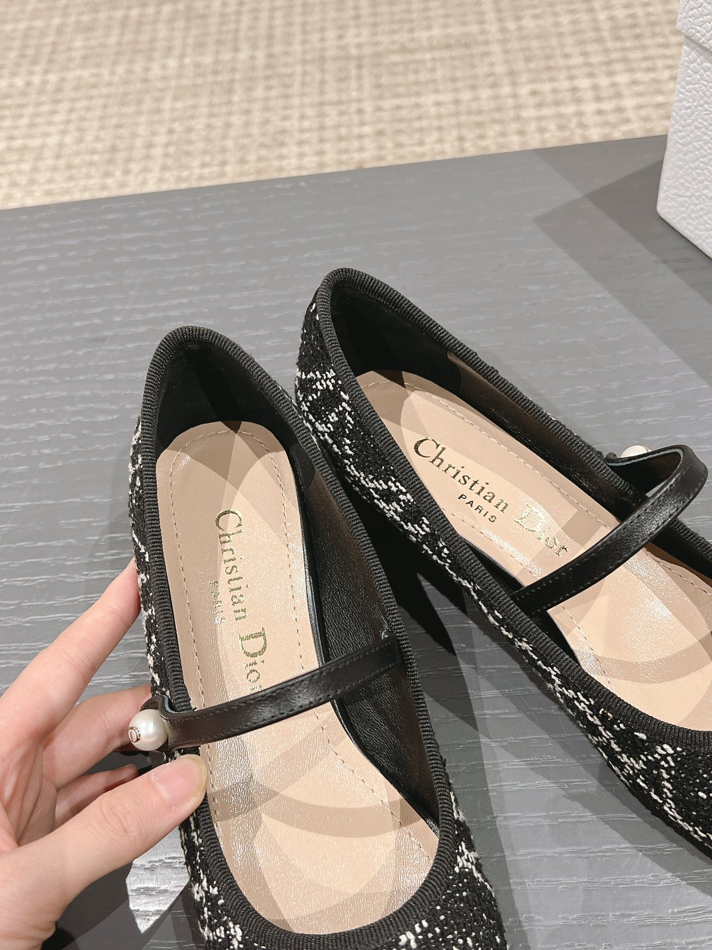 P210、皮底+30
迪奥 Dior 2025春夏高定系列新款 Ballet 标志性电绣藤格纹低跟芭蕾舞女鞋 CD字母logo珍珠扣粗跟蝴蝶结凉鞋
材质：进口金属羊皮/环保藤格纹粗花呢
内里：水染羊皮内里
大底：意大利真皮大底
跟高：3.5CM
码数：34-42（34.40.41.42.定制不退不换）