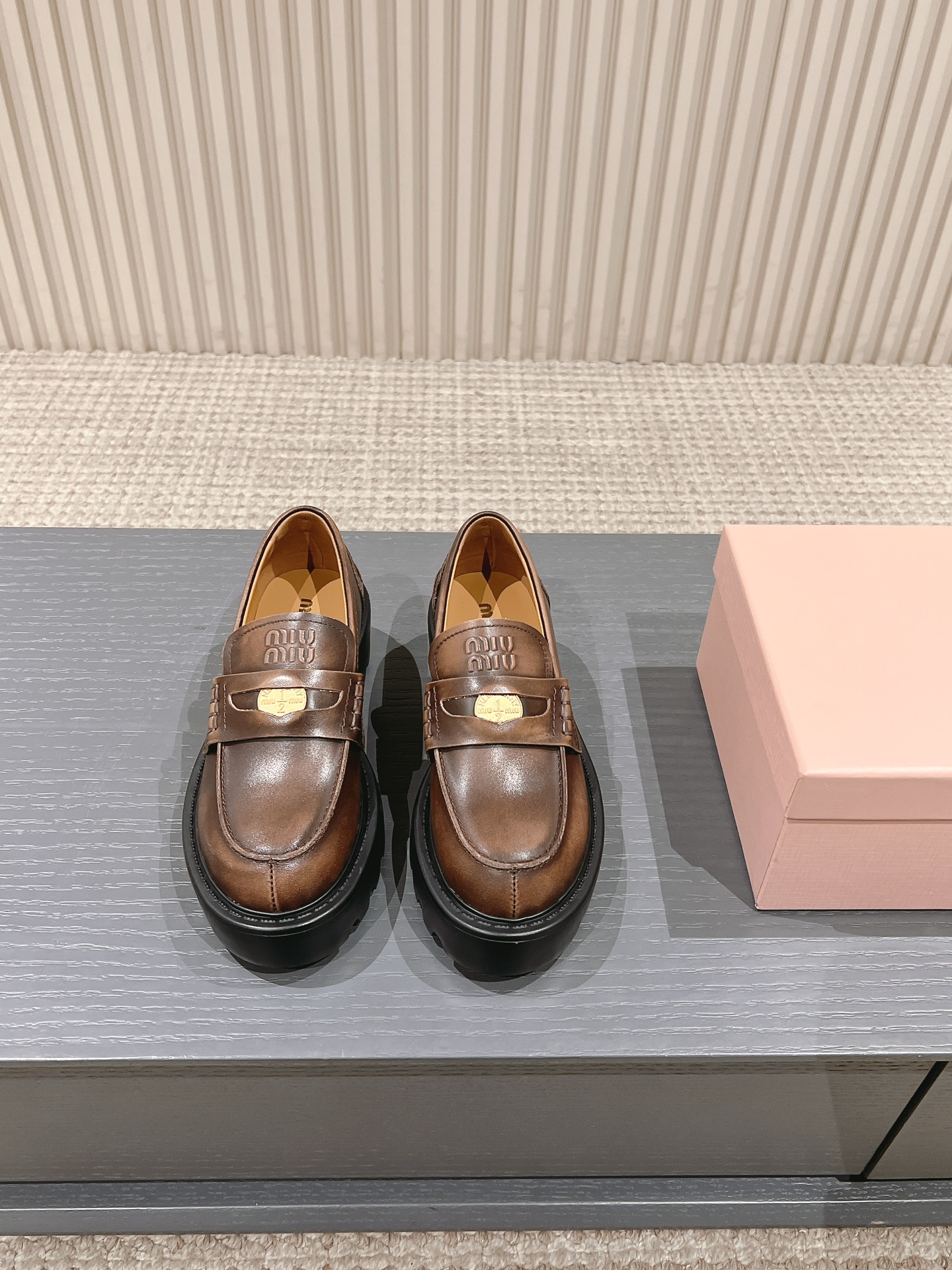 NO:627501,,MiuMiu Miu Miu’s latest catwalk style coin thick-soled loafers. This one is so beautiful!  Invincible combination, no matter how you wear it, it looks super good!  Original molded coin hardware copper buckle!  Very retro and fashionable design. The fabric is original imported open-edge beaded cowhide. Colored cowhide. Customized imported silk cowhide lining. Original molded outsole. Bottom thickness 5CM. Size 35-40 (40 customization is non-returnable and non-exchangeable). Loafers, miumiu, loafers, cowhide19860909,MiuMiu缪缪 最新走秀款钱币厚底乐福鞋 这一款也太美了吧！无敌搭配怎么穿都超级好看！原版开模钱币五金铜扣！很复古很时尚的设计 面料原版进口开边珠牛皮 擦色牛皮 内里定制进口丝绸牛皮 大底原版开模成型大底 底厚5CM 码数35-40（40定制不退不换）,乐福鞋,miumiu,loafers,cowhide,Women's Shoes