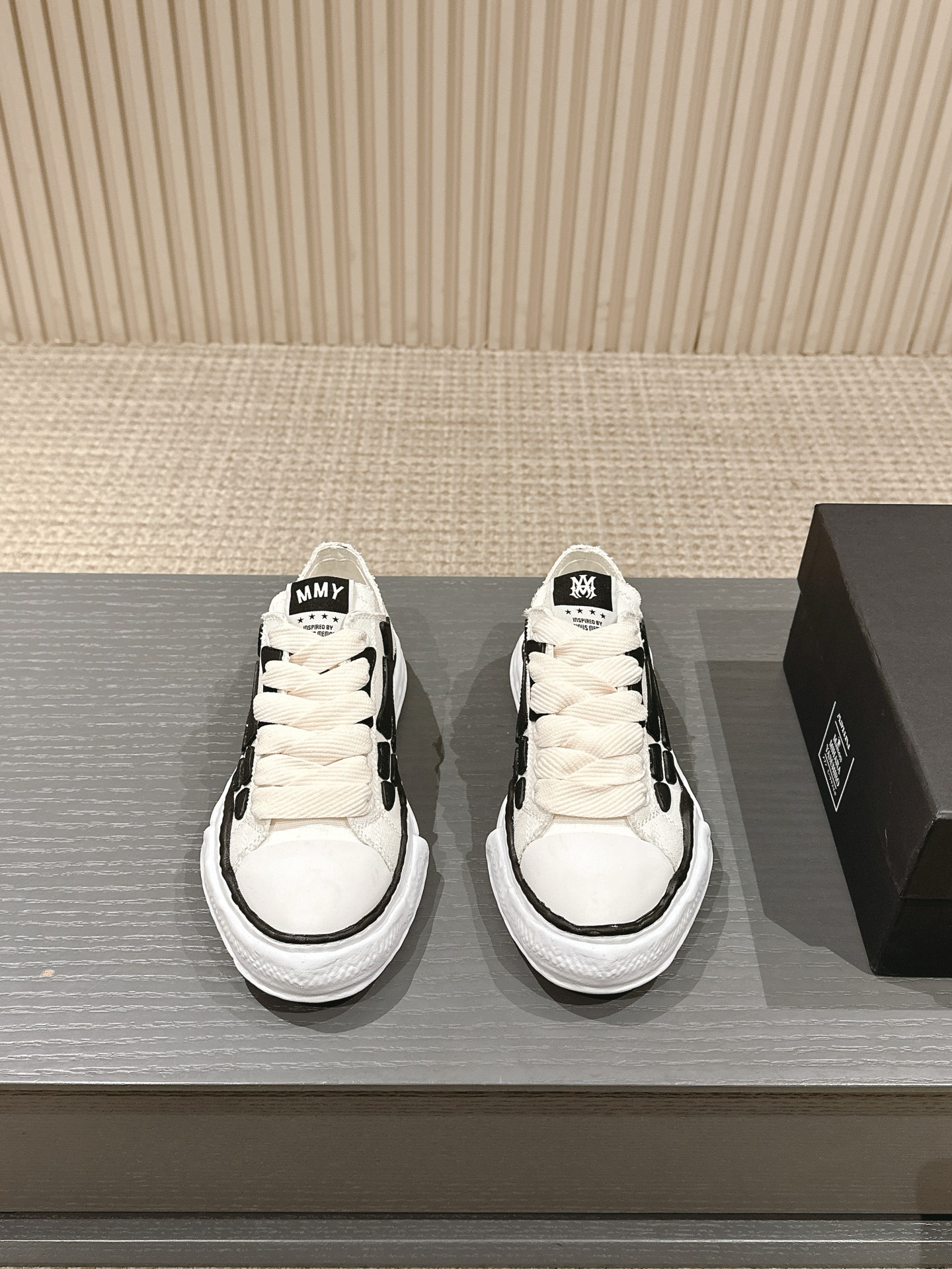 NO:231914,Men's model, AMIRI × Maison MIHARA YASUHIRO Bone Dissolving Shoes Brand Order Original Quality AMIRIxMMY Jointly launches a joint shoe model, cleverly blending the classic designs of the two brands Handmade clay mold soles and AMIRI's signature BONES leather embroidery details are a major feature of the shoe model, showing unique craftsmanship and style Material upper original custom space Monica canvas!  Inner original technology cloth, large sole original molded steel stamp EVA foam sole, size 35~39 for women (40, custom-made non-return and exchange) Men 39~44 for men (45, custom-made non-return and exchange) Full set of original counter packaging, casual shoes/sports shoes, amiri, sneakers19860909男款,AMIRI × Maison MIHARA YASUHIRO 骨头溶解鞋 品牌订单 原单品质 AMIRIxMMY 携手合作 推出联名鞋款 将两大品牌的经典设计巧妙融合 手工制作的粘土模具鞋底和AMIRI标志性BONES皮革刺绣细节作为鞋款的一大特色 展现出独特的工艺与风格 材质鞋面原版定制太空莫尼卡帆布！ 内里原版科技布、 大底原开模钢印EVA发泡底、 码数女35～39（40、定做不退换） 男39～44（45、定做不退换） 全套专柜原包装,休闲鞋/运动鞋,amiri,sneakers,Women's Shoes