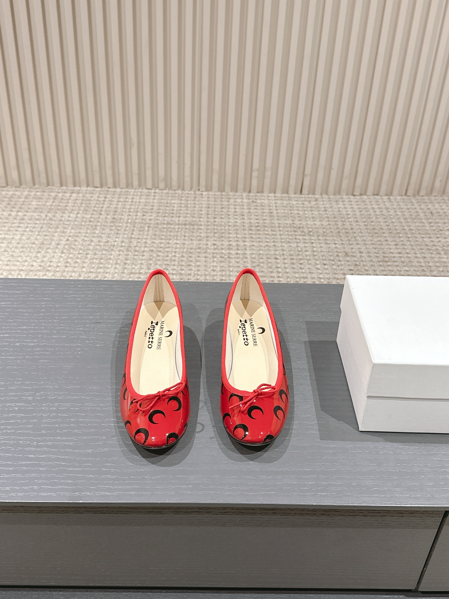 NO:231922,, thick heel style Marine serre x Repetto co-branded model Crescent print shallow mouth ballet shoes Single shoes Combining French elegant rhythm with traditional modernity to form a joint work of pioneering fashion and ballet art. The toe and insole are printed with the moon logo!  It feels comfortable and slimming on your feet. It looks good with whatever you want!  Customized upper original imported cowhide, customized inner sheepskin, original genuine leather outsole, size 35-39 (40 custom made without return), ballet shoes, cowhide, sheepskin, Leather soles19860909,粗跟款 Marine serre x Repetto 联名款 月牙印花浅口 芭蕾舞鞋 单鞋 将法式优雅的律动与传统现代的融合, 构成先锋时尚与芭蕾艺术的联乘之作 鞋头和鞋垫里面都印了月亮的标志！ 上脚脚感舒适显瘦 配啥啥好看哈！ 鞋面定制原版进口牛皮 内里定制羊皮 鞋底原版真皮大底 码数35-39（40定制不退换）,芭蕾舞鞋,cowhide,sheepskin,Leather soles,Women's Shoes