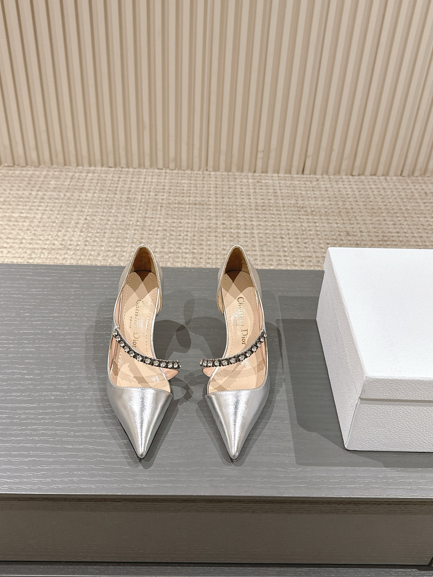 NO:231920,Dior 2025 spring and summer haute couture new pointed toe women's singles shoes CD star same rhinestone high heel hollow sandals top version exclusively available fabric custom imported metal sheepskin/Australian rhinestones custom sheepskin inner lining outsole Italian leather outsole heel height 7CM Size34-43 (34.40.41.42.43 custom non-return and exchange), high heels, dior, dior, sandals, high heels, sheepskin, Leather soles19860909迪奥 Dior 2025春夏高定新款尖头女单鞋 CD明星同款水钻高跟中空凉鞋 顶级版本 独家发售 面料定制进口金属羊皮/澳洲水钻 内里定制羊皮内里 大底意大利真皮大底 跟高7CM Size34-43（34.40.41.42.43定制不退换),高跟鞋,dior,dior,sandals,high heels,sheepskin,Leather soles,Women's Shoes