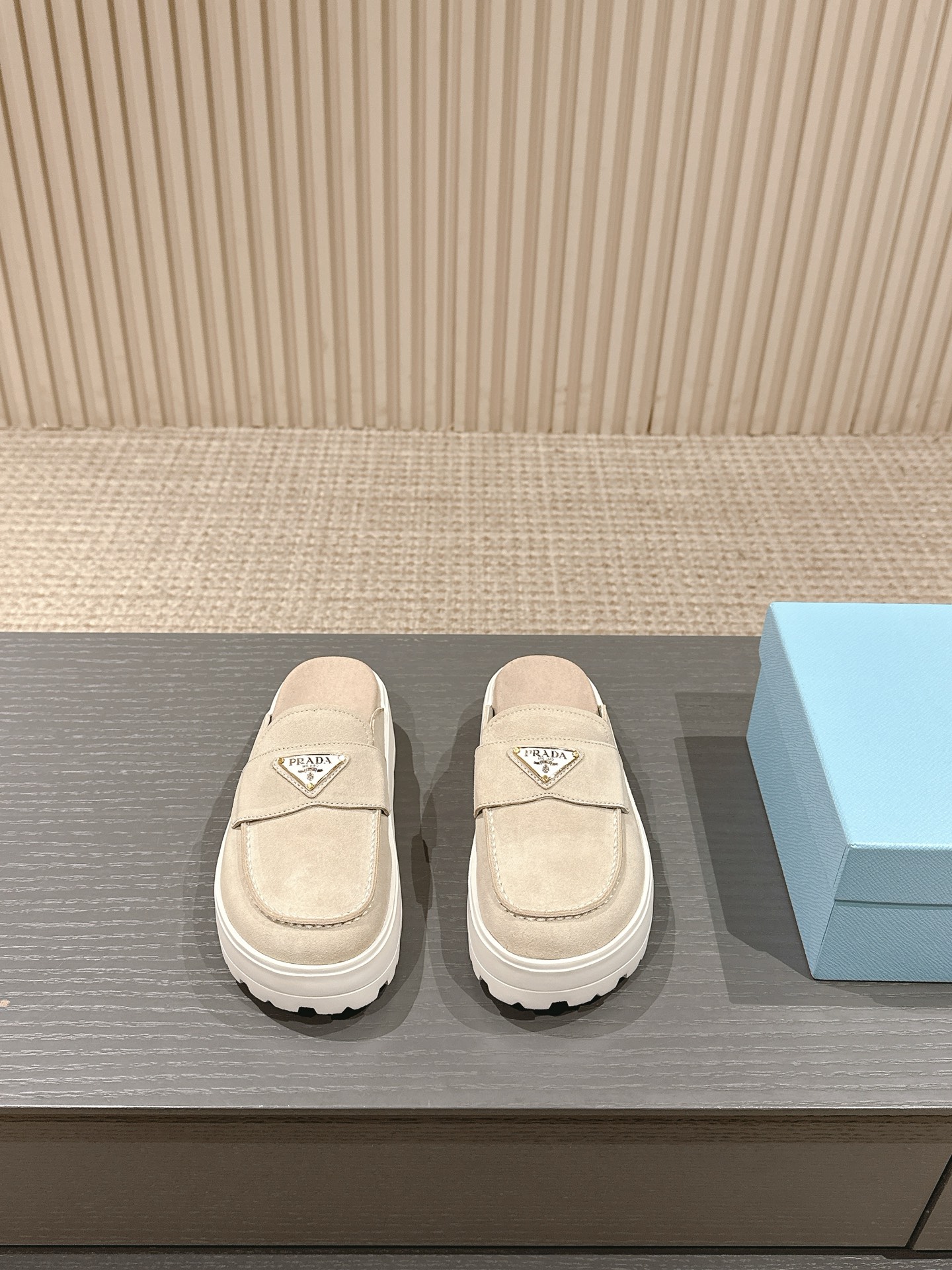 NO:627508,Prada Prada's new spring and summer slippers and Velcro sandals. The latest catwalk style, classic upgrades. Comfort and fashionability coexist. Each color combination looks good, and the design matches different style needs. Original custom-made cowhide for the upper. Lining: original custom-made sheepskin lining. Cowhide foot pads. Original open-molded non-slip outsole. Code number:  35-40 (41 customized, non-refundable and non-exchangeable), semi-trailer, prada, prada, sandals, slippers, cowhide, sheepskin19860909Prada 普拉达春夏新款拖鞋魔术贴凉鞋 最新走秀款,经典升级 舒适度与时髦度并存 每个颜色搭配都好看,设计搭配不同风格需求 鞋面原版定制牛皮 内里: 原版定制羊皮内里 牛皮垫脚 大底原版开模防滑大底 码数: 35-40（41定制不退不换）,半拖,prada,prada,sandals,slippers,cowhide,sheepskin,Women's Shoes