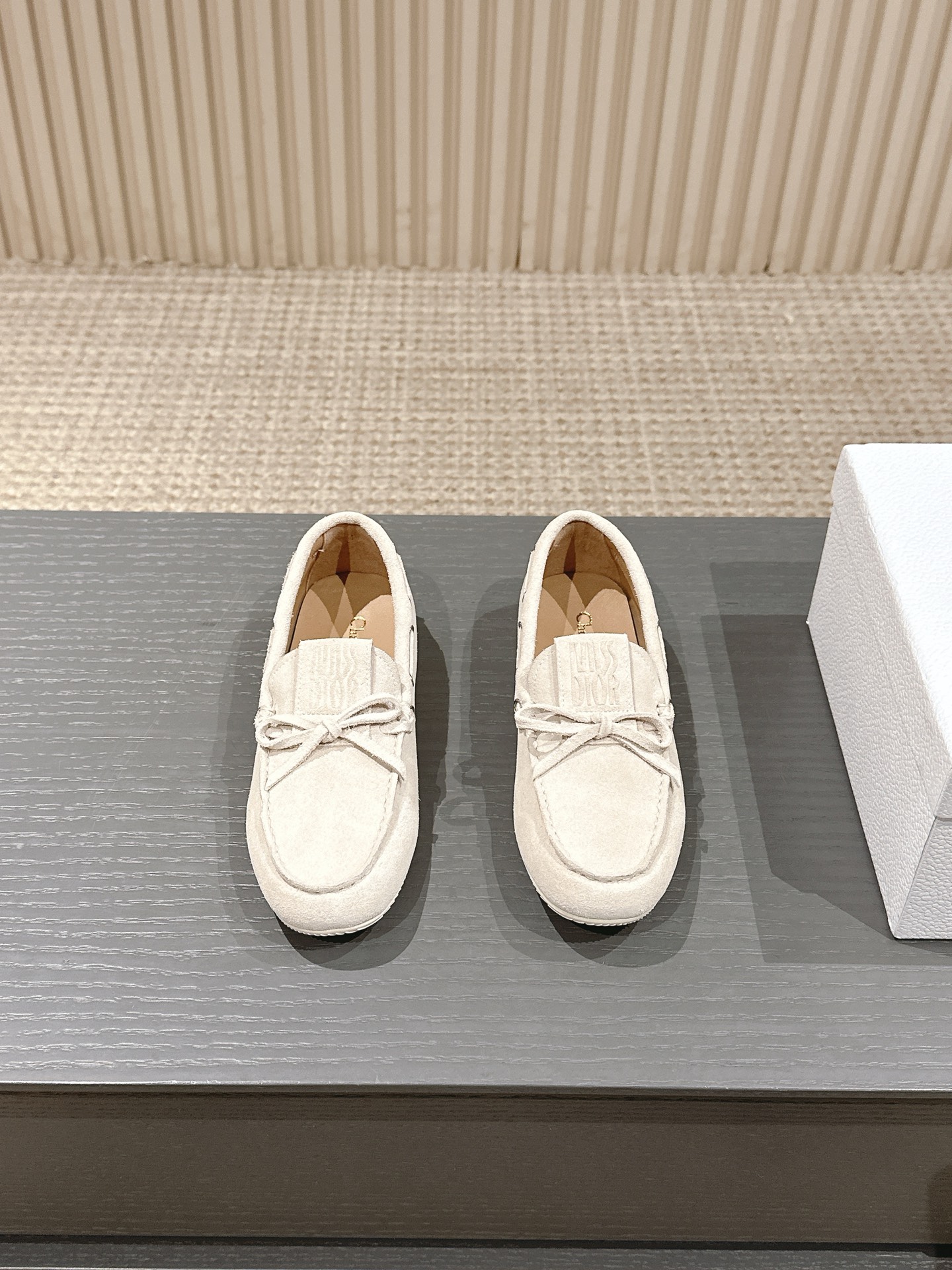 NO:627516,, DIOR vs the latest popular series of casual loafers... [Butterfly Loafers] A beautiful shoe that has been cultivated by major celebrities and internet celebrities. The top version of the matching item is an effortless fashionable outfit. The on-feet temperament is casual, commuting office workers, fashionable streets, casual and casual dates. The front is decorated with the golden Christian Dior PARIS logo. Integrated with Dior's extraordinary exquisite craftsmanship, it reinterprets the classic design. Full of details... The quality is completely consistent with the counter!  The fabric is original customized cowhide, the lining is original customized sheepskin, the foot pads are sheepskin injection molded, the outsole is original open-molded non-slip rubber outsole, the size is 35-40 (customized for 40, no return), loafers, dior, loafers, sheepskin19860909, DIOR vs最新爆款休闲乐福单鞋系列……【蝴蝶结乐福单鞋】 各大明星网红纷纷种草的一款美鞋、顶版搭配单品里就是毫不费力的时髦穿搭. 上脚气质 随性 通勤上班族 时髦街头.约会随意休闲. 正面饰以金色Christian Dior PARIS标志. 再融入 Dior 非凡的精湛工艺. 重新诠释经典设计.细节满满…品质完全与专柜一致！ 面料原版定制牛猄 内里原版定制羊皮 垫脚羊皮注塑成型 大底原版开模防滑橡胶大底 码数35-40（40定制不退货）,乐福鞋,dior,loafers,sheepskin,Women's Shoes