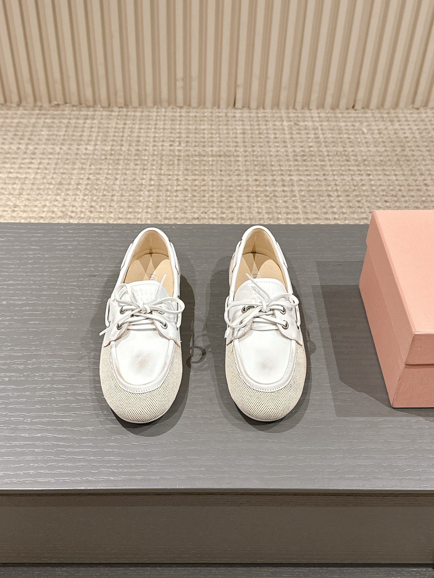 NO:627476,Miumiu Miu Miu's new style for early spring catwalks. Color-grabbed retro loafers are hotly available. They are a must-have item for year-round wear. The uppers are made of customized retro color-grabbed first-layer cowhide with retro distressed color-grabbing technology, which makes the whole pair of shoes look casual and free. The uppers are designed with simple lace-up bows, making the whole pair of shoes lively in an instant. The lazy-slip design makes it convenient to go out quickly and casually. Exclusive molded rubber outsole is soft, lightweight, non-slip and wear-resistant.  Size 35-40 (41 customized, non-refundable), loafers, miumiu, loafers, cowhide19860909miumiu缪缪 早春走秀新款 擦色复古乐福鞋火爆来袭,常年穿搭必备单品 鞋面采用定制复古擦色头层牛皮上复古的做旧擦色工艺,使整双鞋都透露着随性和洒脱,鞋面采用简约系带蝴蝶结设计,一瞬间整双鞋灵动了起来懒人一脚蹬设计,出门方便快捷随意凹造型 独家开模橡胶大底,柔软轻便还防滑耐磨 码数35-40（41定制不退换）,乐福鞋,miumiu,loafers,cowhide,Women's Shoes