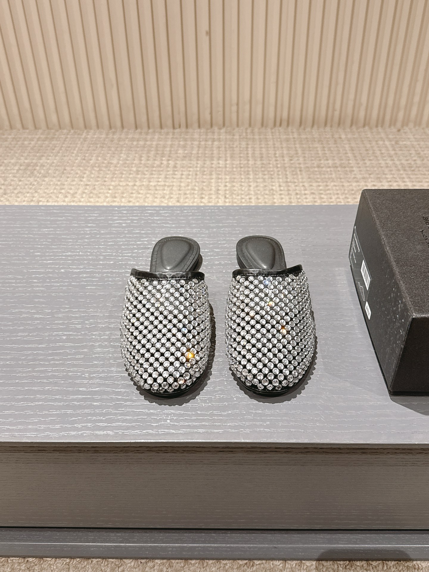 NO:679450,, King’s new style!  Alexander Wang high-heeled shoes for women are made from the original 1:1 material of the Alexander Wang Alexander Wang high-heeled shoes. The concave-convex massage insole is equipped with an injection logo. It is an excellent match for the most fashionable round toe + high-elastic injection molding material!  It's extremely comfortable, and it's really beautiful. It's positioned just right to show your toes. It's really sexy~ The letter logo design is very special!  The original leather is easy to handle!  Ice mesh on the upper + imported rhinestones, imported sheepskin on the feet, 1.0cm heel height, original Italian imported through-dyed genuine leather outsole, size 35-39 (34.40.41.42.43 customized, non-returnable), half drag, alexander wang, high heels, sheepskin, Leather soles19860909, 大王 新款！Alexander Wang亚历山大王高跟鞋女士奢侈品Alexande* Wang原版1:1的材料 凹凸感带按摩的鞋垫配上注胶 Logo 搭配最潮圆头+高弹注塑材质女王的绝佳搭配！舒服感爆棚,美是真的美,位置刚好可以露脚缝, 真的很sexy～字母logo设计很特别！原厂皮料很好驾驭！ 鞋面冰丝网+进口水钻 垫脚进口羊皮 跟高1.0cm 鞋底原版意大利进口透染真皮大底 码数35-39（34.40.41.42.43定制不退换）,半拖,alexander wang,high heels,sheepskin,Leather soles,Women's Shoes