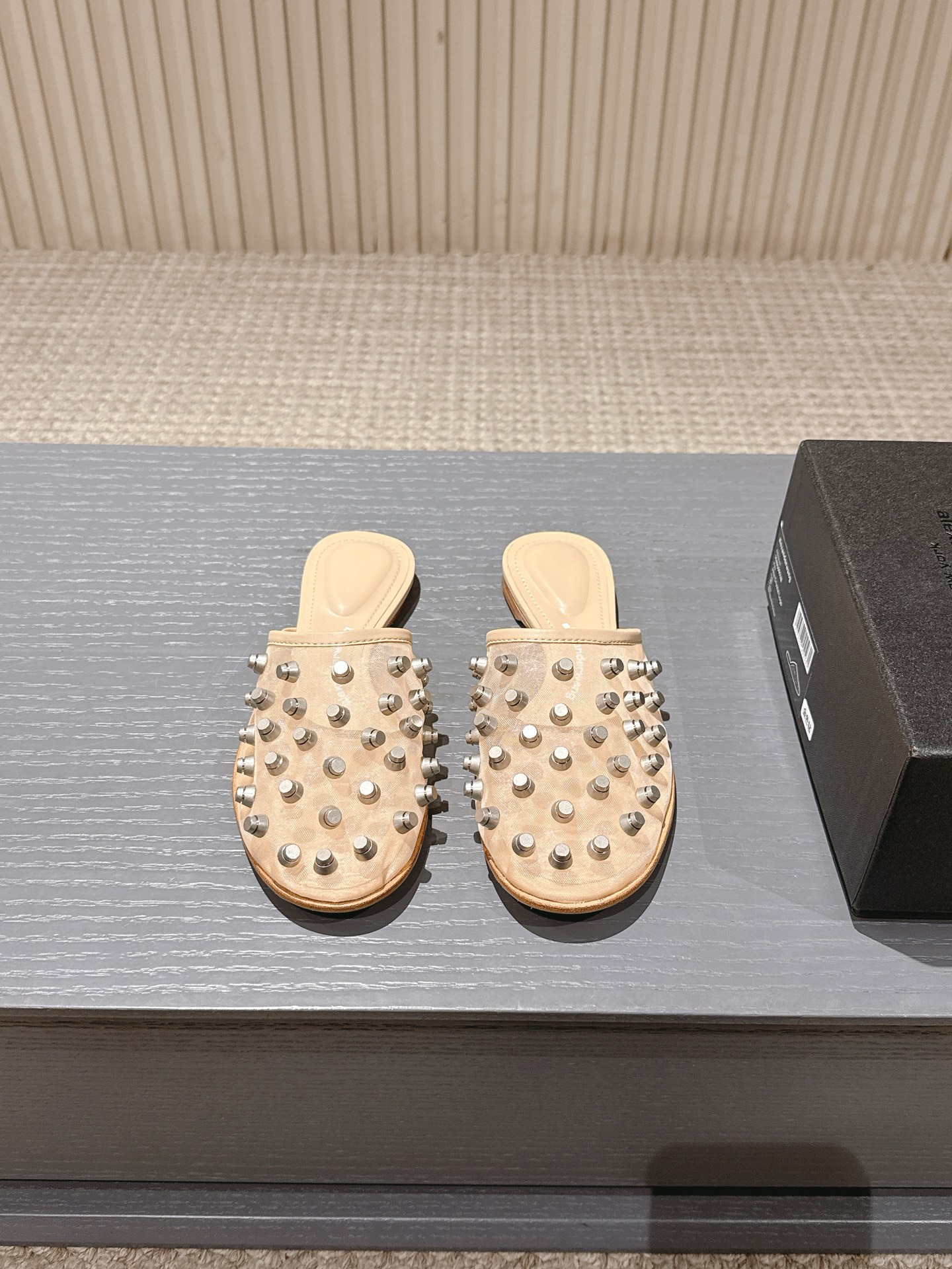 NO:679453,, King’s new style!  Alexander Wang high-heeled shoes for women are made from the original 1:1 material of the Alexander Wang Alexander Wang high-heeled shoes. The concave-convex massage insole is equipped with an injection logo. It is an excellent match for the most fashionable round toe + high-elastic injection molding material!  It's extremely comfortable, and it's really beautiful. It's positioned just right to show your toes. It's really sexy~ The letter logo design is very special!  The original leather is easy to handle!  Upper imported ice mesh, lining: imported sheepskin, foot pads imported sheepskin, heel height 1.0cm, sole original Italian imported through-dyed genuine leather outsole, size 35-39 (34.40.41.42.43 customized, non-returnable), half drag, alexander wang, high heels, sheepskin, Leather soles19860909,大王 新款！Alexander Wang亚历山大王高跟鞋女士奢侈品Alexande* Wang原版1:1的材料 凹凸感带按摩的鞋垫配上注胶 Logo 搭配最潮圆头+高弹注塑材质女王的绝佳搭配！舒服感爆棚,美是真的美,位置刚好可以露脚缝, 真的很sexy～字母logo设计很特别！原厂皮料很好驾驭！ 鞋面进口冰丝网 内里:进口羊皮 垫脚进口羊皮 跟高1.0cm 鞋底原版意大利进口透染真皮大底 码数35-39（34.40.41.42.43定制不退换）,半拖,alexander wang,high heels,sheepskin,Leather soles,Women's Shoes