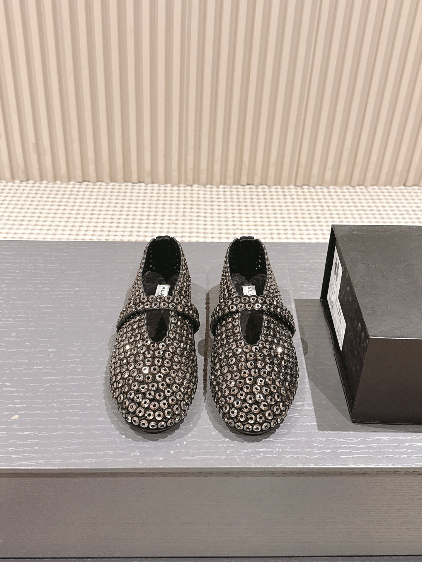 NO:408217,Alaia catwalk flat ballet flat shoes!  Sweet and cool ballet style, a ballet shoes with super popular popularity, romantic, charming, comfortable and versatile. Original custom fabric, custom-made cowhide, sheepskin inner lining, private sole, rubber non-slip sole, size 35-41 (40.41 custom, no return or replacement), single shoes, alaia, cowhide, sheepskin19860909Alaia 走秀款平底芭蕾舞平底单鞋！ 甜酷芭蕾风,人气超高的一款芭蕾舞鞋,浪漫又迷人舒适百搭. 面料原版订制牛皮施华钻 内里定制羊皮内里 大底私模橡胶防滑大底 码数35-41（40.41定制不退不换）,单鞋,alaia,cowhide,sheepskin,Women's Shoes