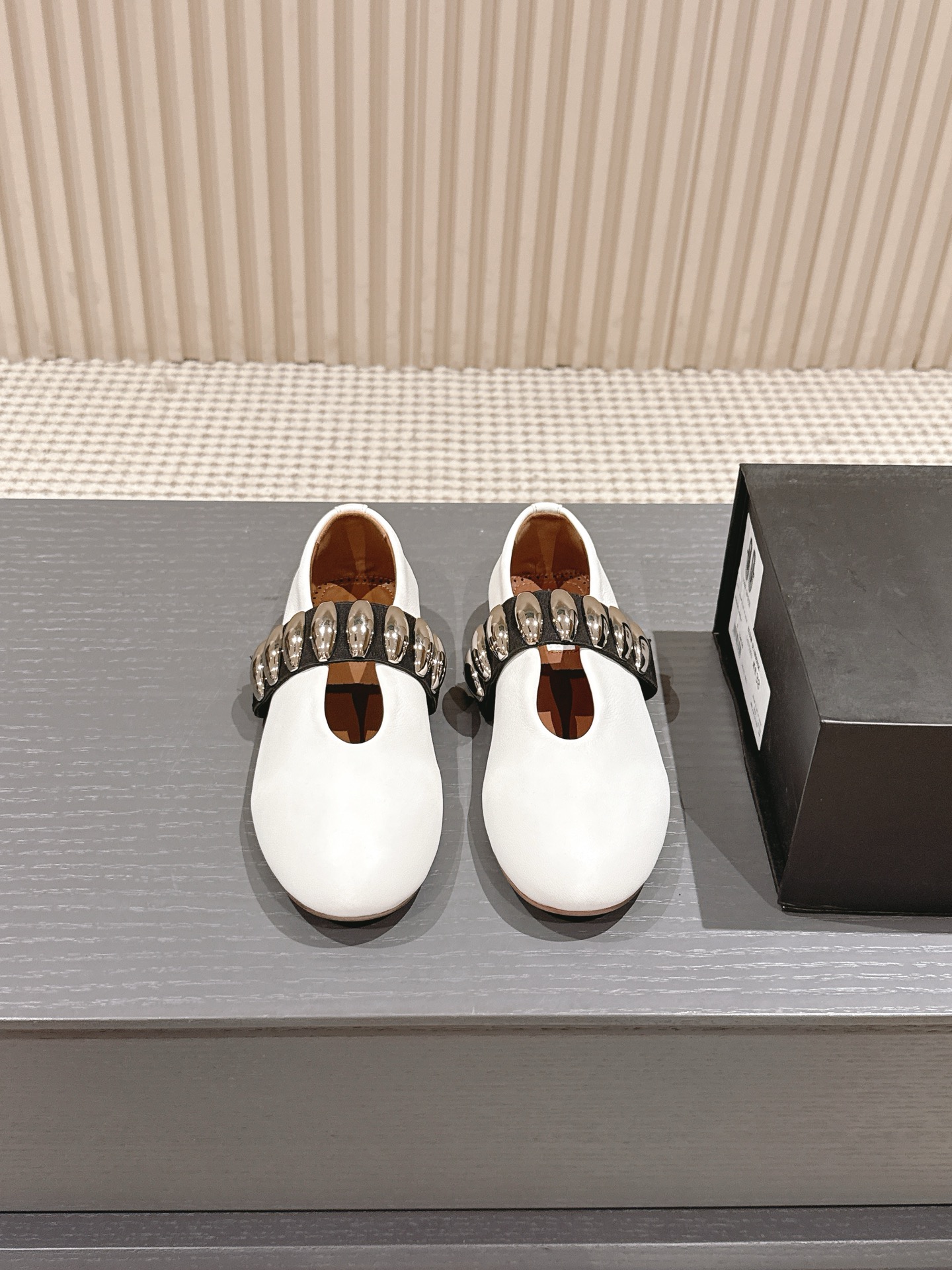 NO:679448,Alaia catwalk style ballet flats!  Sweet and cool ballet style, a very popular ballet shoe, romantic, charming, comfortable and versatile. The fabric is original custom-made cowhide with Swarovski diamonds. The lining is custom-made sheepskin lining. The outsole is privately molded rubber non-slip outsole. Size 35-41 (40.41 customization is non-returnable and non-exchangeable). Ballet shoes, alaia, cowhide, sheepskin19860909Alaia 走秀款平底芭蕾舞平底单鞋！ 甜酷芭蕾风,人气超高的一款芭蕾舞鞋,浪漫又迷人舒适百搭. 面料原版订制牛皮施华钻 内里定制羊皮内里 大底私模橡胶防滑大底 码数35-41（40.41定制不退不换）,芭蕾舞鞋,alaia,cowhide,sheepskin,Women's Shoes