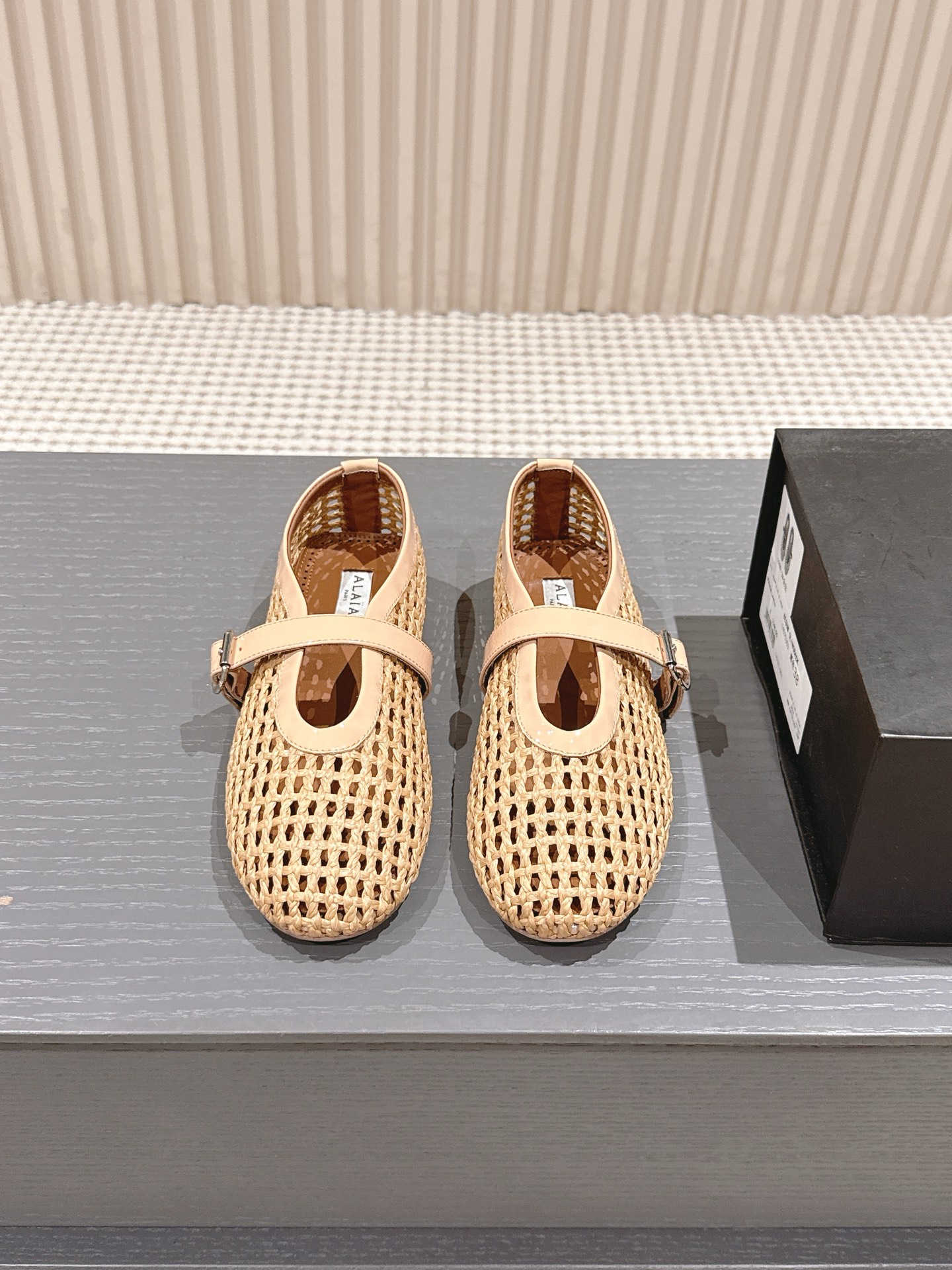 NO:679440,Alaia catwalk style ballet flats!  Sweet and cool ballet style, a very popular ballet shoe, romantic, charming, comfortable and versatile. The fabric is original custom-made cowhide with Swarovski diamonds. The lining is custom-made sheepskin lining. The outsole is privately molded rubber non-slip outsole. Size 35-41 (40.41 customization is non-returnable and non-exchangeable). Ballet shoes, alaia, cowhide, sheepskin19860909Alaia 走秀款平底芭蕾舞平底单鞋！ 甜酷芭蕾风,人气超高的一款芭蕾舞鞋,浪漫又迷人舒适百搭. 面料原版订制牛皮施华钻 内里定制羊皮内里 大底私模橡胶防滑大底 码数35-41（40.41定制不退不换）,芭蕾舞鞋,alaia,cowhide,sheepskin,Women's Shoes