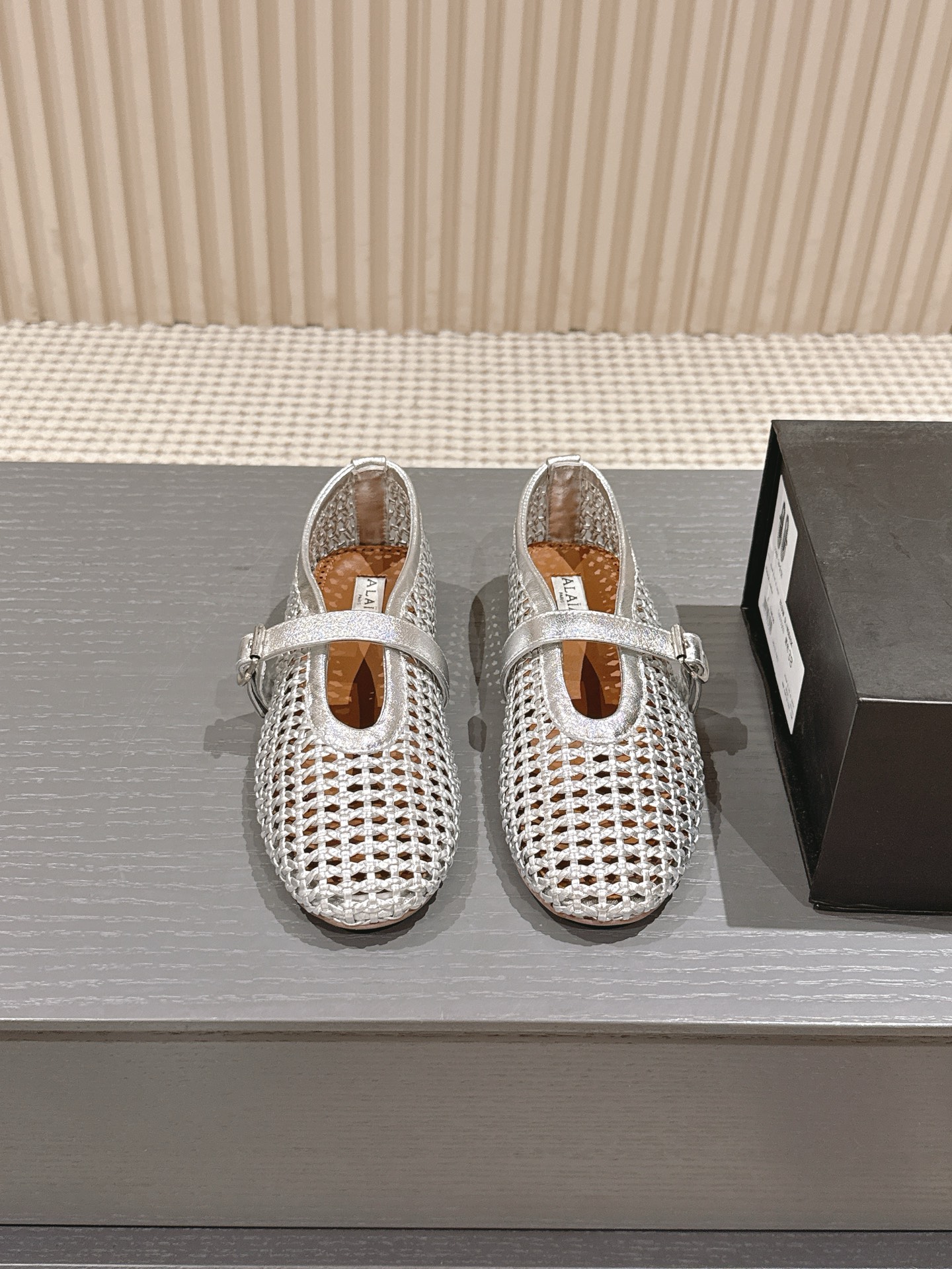 NO:679443,Leather Alaia runway style ballet flats!  Sweet and cool ballet style, a very popular ballet shoe, romantic, charming, comfortable and versatile. The fabric is original custom-made cowhide with Swarovski diamonds. The lining is custom-made sheepskin lining. The outsole is privately molded rubber non-slip outsole. Size 35-41 (40.41 customization is non-returnable and non-exchangeable). Ballet shoes, alaia, cowhide, sheepskin19860909皮款 Alaia 走秀款平底芭蕾舞平底单鞋！ 甜酷芭蕾风,人气超高的一款芭蕾舞鞋,浪漫又迷人舒适百搭. 面料原版订制牛皮施华钻 内里定制羊皮内里 大底私模橡胶防滑大底 码数35-41（40.41定制不退不换）,芭蕾舞鞋,alaia,cowhide,sheepskin,Women's Shoes