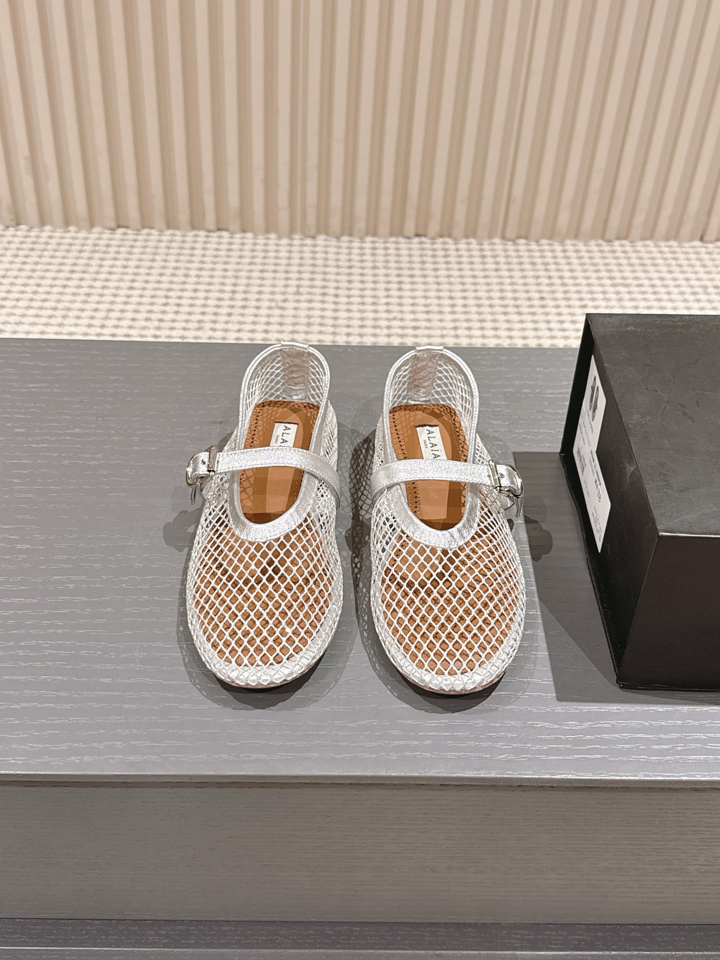 NO:408213,Alaia catwalk flat ballet flat shoes!  Sweet and cool ballet style, a ballet shoes with super popular popularity, romantic, charming, comfortable and versatile. Original custom fabric, custom-made cowhide, sheepskin inner lining, private sole, rubber non-slip sole, size 35-41 (40.41 custom, no return or replacement), single shoes, alaia, cowhide, sheepskin19860909Alaia 走秀款平底芭蕾舞平底单鞋！ 甜酷芭蕾风,人气超高的一款芭蕾舞鞋,浪漫又迷人舒适百搭. 面料原版订制牛皮施华钻 内里定制羊皮内里 大底私模橡胶防滑大底 码数35-41（40.41定制不退不换）,单鞋,alaia,cowhide,sheepskin,Women's Shoes