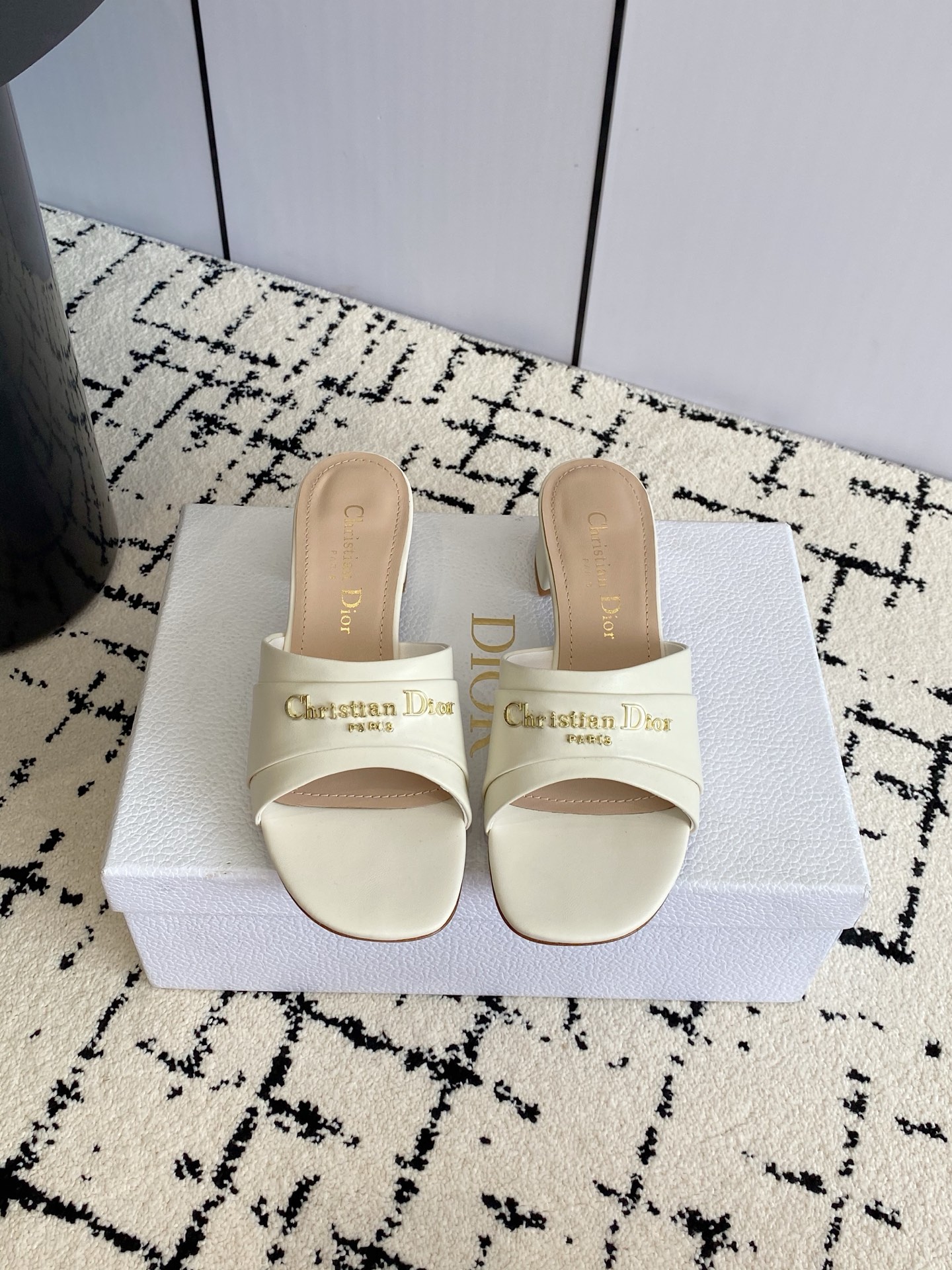 NO:679445,Dior 2025 spring and summer new style My Dior flat women's shoes CD letter logo hardware buckle round head fish mouth open toe sandals Material upper imported calfskin/environmentally friendly breathable technology fabric Customized sheepskin lining Outsole Italian leather outsole + original molded pure copper hardware buckle Heel height 3.5CM  size35-43 (40.41.42.43 customized, non-refundable and non-exchangeable), slippers, dior, dior, slippers, cowhide, sheepskin, Leather soles19860909迪奥 2025 春夏新款 My Dior 平底女鞋 CD字母logo五金扣圆头鱼嘴露趾凉拖鞋 材质鞋面进口小牛皮/环保透气科技面料 内里定制羊皮里 大底意大利真皮大底+原版开模纯铜五金扣 跟高3.5CM size35-43(40.41.42.43定制不退不换）,拖鞋,dior,dior,slippers,cowhide,sheepskin,Leather soles,Women's Shoes