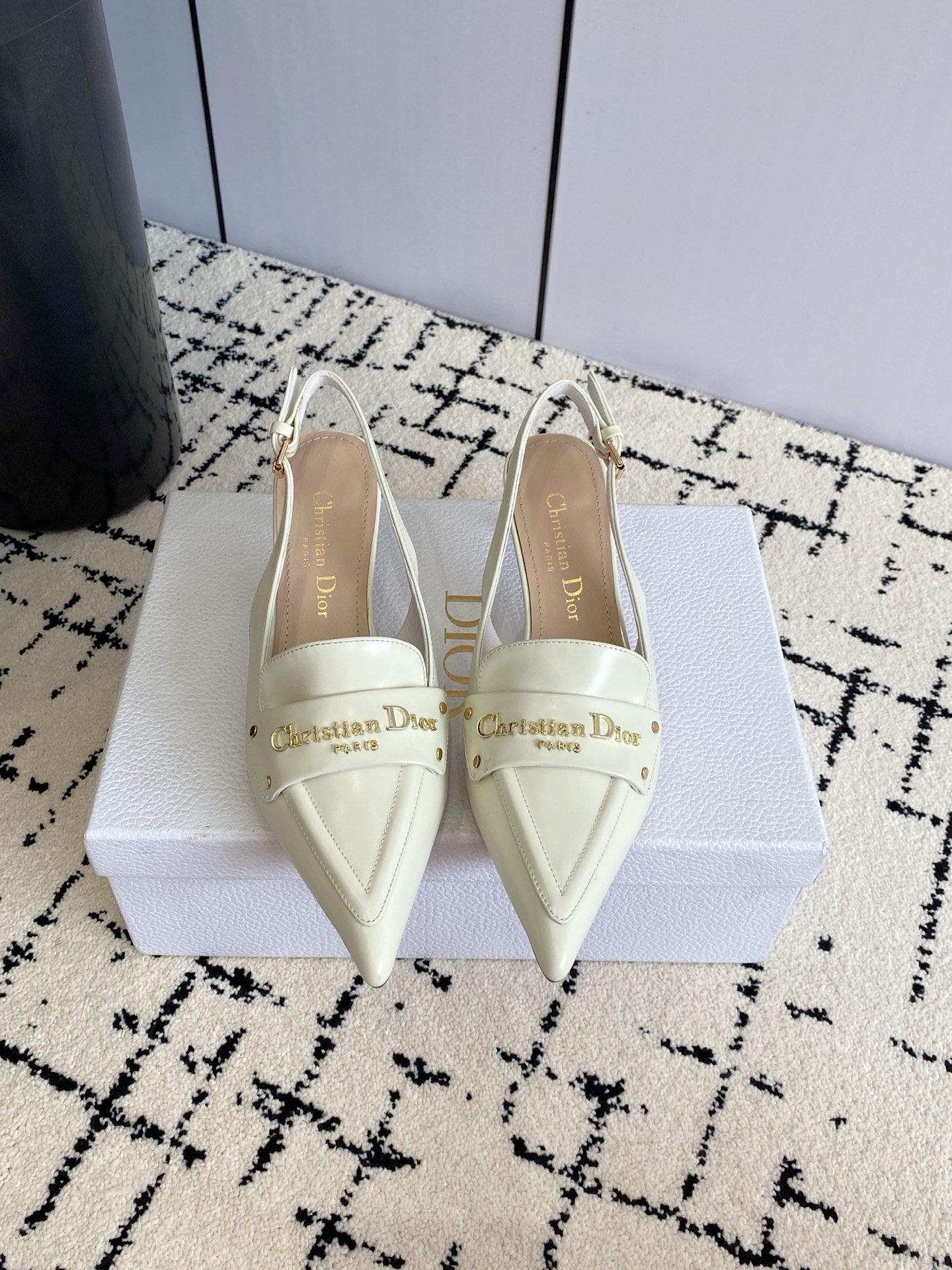 NO:679442,Dior 2025 spring and summer haute couture series new style MY Dior high-heeled pointed-toe women's shoes CD letter logo hardware buckle stiletto heel sandals Material imported open-edge beaded cowhide/calfskin/environmentally friendly breathable technology Customized sheepskin lining Outsole Original Italian leather outsole Heel height 8.5CM  Size standard code 34-43 (34.40.41.42.43 customized, non-refundable and non-exchangeable), high heels and sandals, dior, dior, sandals, high heels, cowhide, sheepskin, Leather soles19860909迪奥 2025春夏高定系列新款 MY Dior 高跟尖头女鞋 CD字母logo五金扣细跟后空凉鞋 材质进口开边珠牛皮/小牛皮/环保透气科技 内里定制羊皮内里 大底原版意大利真皮大底 跟高8.5CM 码数标准码34-43（34.40.41.42.43定制不退不换）,高跟鞋凉鞋,dior,dior,sandals,high heels,cowhide,sheepskin,Leather soles,Women's Shoes