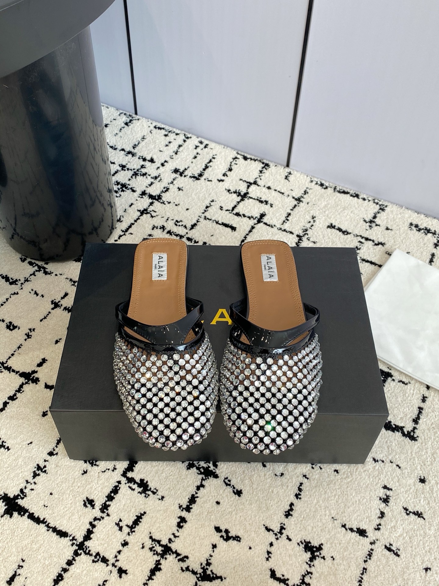 NO:679439,,Diamond model!  ALAIA ALAIA niche trendy brand 25ss spring and summer new style fishnet flat bottom flip-flops French high-end first-line haute couture brand!  The last craftsman in the fashion industry, the creation of tailoring that is only loyal to showing off the curves of the female body!  It has always been selling fashionable and stylish women's shoes. It is well-known in the Paris fashion industry and around the world. Ladygaga and Madonna are all admirers and number one fans of ALA@!  It’s really great on your feet and can be worn in all seasons!  I really love it, Wang Bangkai hanging series. The upper is made of original customized woven mesh spliced ​​cow patent leather. The lining is customized water-dyed sheepskin. The sole is genuine leather imported from Italy and dyed outsole. The size is 35-39 (34.40.41.42.43 customization is not returnable), semi-trailer, alaia, slippers, sheepskin19860909,钻款！ALAIA 阿莱亚小众潮牌 25ss春夏新款 渔网面平底 夹脚 人字拖鞋 法国高端一线高定品牌！时尚界最后的手艺人 只忠于展现女性身体曲线的裁剪之创于始！ 一直主售时装感十足的型格女鞋 巴黎时装界以及全世界都享有盛誉Ladygaga ,麦当娜, 都是ALA@的崇拜者和头号丝粉！上脚真的绝绝的,四季都可搭配！真心大爱,王炸开挂系列 鞋面采用原版定制编织网面拼接牛漆皮 内里定制水染羊皮 鞋底意大利进口真皮透染大底 码数35-39（34.40.41.42.43定制不退换）,半拖,alaia,slippers,sheepskin,Women's Shoes