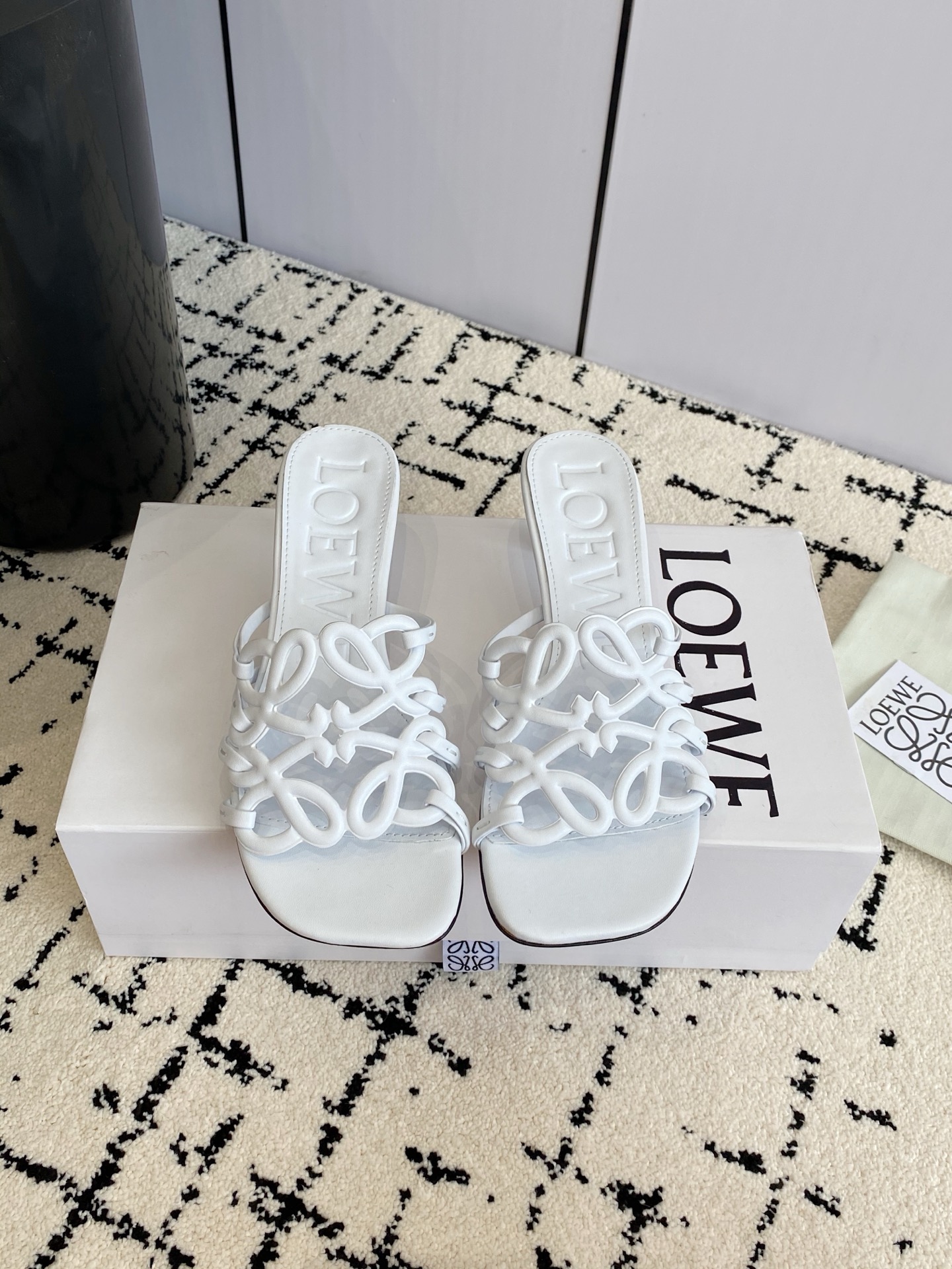 NO:679436,, high-heeled style!  The latest 2025 LOEWE SS summer limited edition hollow slippers are really beautiful on your feet!  Highly recommended, super lazy drag, the same style as that of celebrity bloggers!  Material original imported sheepskin, lining customized imported sheepskin, outsole genuine leather injection-dyed outsole, size 35-43 (40.41.42.43 customized, non-returnable and non-exchangeable), high heels and slippers, loewe, loewe, high heels, slippers, sheepskin19860909,高跟款！2025最新罗意威LOEWE SS夏季限定镂空拖鞋,上脚真的太美了！强烈推荐,超级懒人拖,明星博主同款！ 材质原版进口羊皮 内里定制进口羊皮 大底真皮注塑透染大底 码数35-43（40.41.42.43定制不退不换）,高跟鞋拖鞋,loewe,loewe,high heels,slippers,sheepskin,Women's Shoes