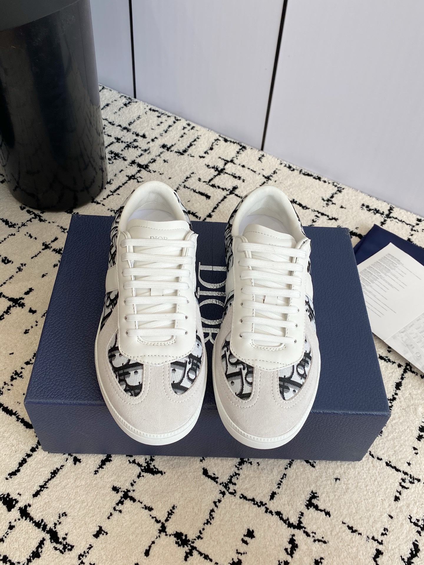 NO:627560,, Dior Dior 25 spring and summer new men's casual Forrest sneakers are a return to the classic Kuehne + Nagel style. The retro shape is reinterpreted with a fashionable and elegant silhouette, a comfortable, elegant and versatile basic style. This Matchpoint marks the return of Dior's classic style, reinterpreted with a fashionable and elegant silhouette. The tongue and inner side are decorated with the Dior logo, and the heel is decorated with the CD Icon logo. Embellished with the Dior logo, it can be used with Dior lcons  Various styles of the limited series are matched to create an exquisite look. Fabric: first-layer cowhide + suede + embroidery; lining: sheepskin + high-density breathability; original rubber outsole; size 38-44 (45, 46 customized, non-returnable and non-exchangeable); casual shoes/sports shoes, dior, dior, sneakers, cowhide, sheepskin19860909,Dior 迪奥 25春夏新款男款休闲阿甘德训运动鞋是为经典德迅款式的回归,复古造型以时尚优雅的廓形重新诠释,舒适优雅百搭的基础款. 这款 Matchpoint 标志着 Dior 经典款式的回归,以时尚优雅的廓形重新诠释.鞋舌和内部侧面饰以 Dior标志,鞋后跟饰以 CD Icon 标志.点缀以 Dior 标志,可与 Dior lcons 限定系列的各式造型搭配,打造精致造型. 面料头层牛皮+绒面+刺绣 里料羊皮+高密度透气 大底原橡胶大底 码数38-44（45、46定制不退不换）,休闲鞋/运动鞋,dior,dior,sneakers,cowhide,sheepskin,Women's Shoes