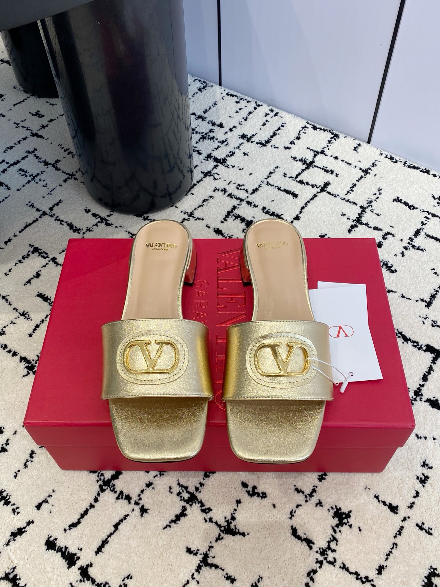 NO:679431,, 25ss Valentino’s new style is a style item that Internet celebrities love to match in street photos~ It’s right to follow the steps of fashionistas!  Wear with simple or fashionable clothes, high-end atmosphere and white legs. The combination of details and fabrics make the whole look very high-quality~ Imported original cowhide, original custom sheepskin lining, original V-style hardware buckle, Italian imported genuine leather bottom, size 35-41 (40.41 customized, non-refundable), heel height 3cm, slippers, valentino, slippers, cowhide, sheepskin19860909,25ss 华伦天奴新款网红街拍都爱搭配的腔调单品哦~ 跟着时尚达人的步伐来走准没错！搭配上简单或时尚款的衣服穿,高端大气又显腿白,细节和面料的搭配都让整体看起来很有质感~ 进口原版牛皮 原版定羊皮内里 原版V家开五金扣 意大利进口真皮底 码数35-41（40.41定制不退换） 跟高3cm,拖鞋,valentino,slippers,cowhide,sheepskin,Women's Shoes