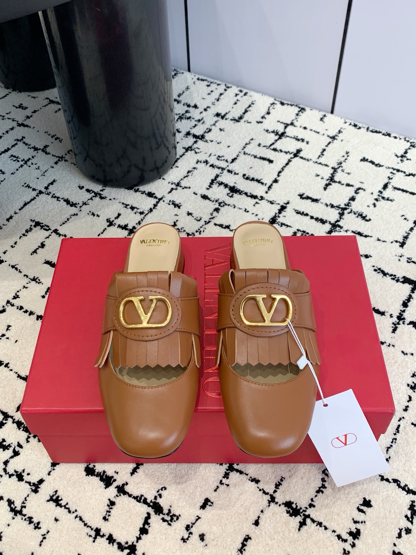 NO:679429,Shoes, slippers, Valentino Valentino 2025ss new early spring new tassel large V buckle hollow half slippers ———————————— Valentino Garavani’s classic “Roman Stud” series debuts in a new interpretation!  The latest golden V-buckle element is full of high-end feel!  Extremely fashionable ~ Highly customized imported cowhide upper, imported goatskin lining, original Italian genuine leather outsole, heel height 6cm/2.5cm, size 35-39 (40.41. Customized, non-refundable), semi-slippers, valentino, valentino, slippers, cowhide, sheepskin, Leather soles19860909单鞋,拖鞋,Valentino 华伦天奴 2025ss早春新品 流苏大V扣镂空半拖鞋上新 —————————————— Valentino Garavani 的经典“Roman Stud”系列以全新的诠释方式首发！最新金色V扣元素 满满的高级感 ！时尚度爆棚～ 鞋面高定制进口牛皮 内里进口山羊皮里 大底原版意大利真皮大底 跟高6cm/2.5cm 码数35-39（40.41.定制不退换）,半拖单鞋,valentino,valentino,slippers,cowhide,sheepskin,Leather soles,Women's Shoes