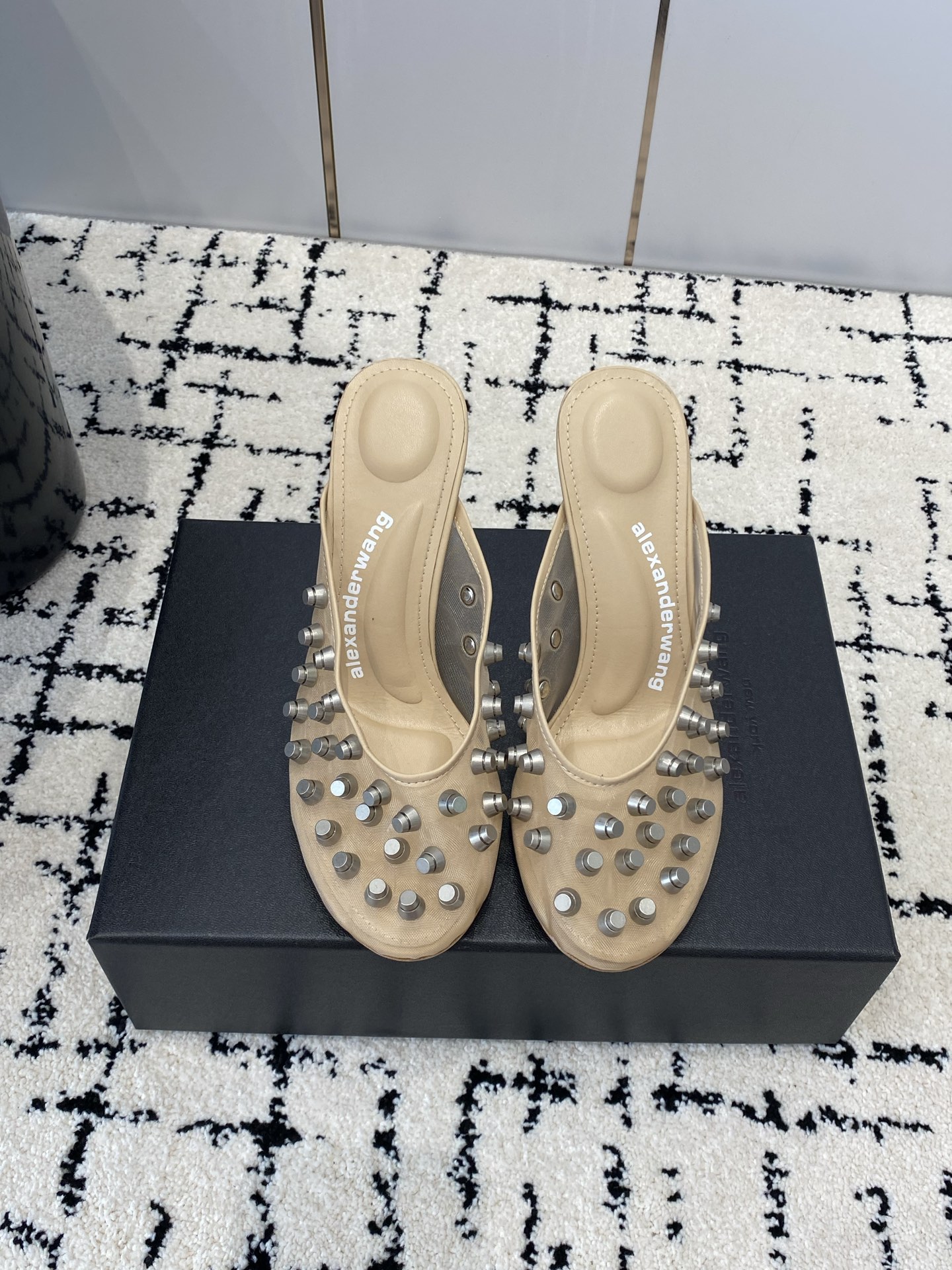 NO:679449,, purchasing agent level!  King 25ss new model!  Alexander Wang high-heeled shoes, luxury goods for women, Alexander* Wang original 1:1 concave and convex massage insoles with rubber injection logo, the most fashionable round toe + high-elastic injection molding material, the perfect match for a queen!  It's extremely comfortable, and it's really beautiful. It's positioned just right to show your toes. It's really sexy~ The letter logo design is very special!  , the original leather is easy to control!  Ice mesh upper + studs, imported sheepskin for feet, 10cm heel height, original Italian imported through-dyed genuine leather outsole, Size 34-43 (34.40.41.42.43 customized, non-returnable), high heels and slippers, alexander wang, high heels, slippers, sheepskin, Leather soles19860909,代购级！ 大王 25ss 新款！Alexander Wang亚历山大王高跟鞋 女士奢侈品Alexande* Wang 原版1:1的 凹凸感带按摩的鞋垫配上注胶 Logo 搭配最潮圆头+高弹注塑材质 女王的绝佳搭配！ 舒服感爆棚,美是真的美,位置刚好可以露脚缝, 真的很sexy～字母logo设计很特别！,原厂皮料很好驾驭！ 鞋面冰丝网+钮钉 垫脚进口羊皮 跟高10cm 鞋底原版意大利进口透染真皮大底 Size34-43（34.40.41.42.43定制不退换）,高跟鞋拖鞋,alexander wang,high heels,slippers,sheepskin,Leather soles,Women's Shoes