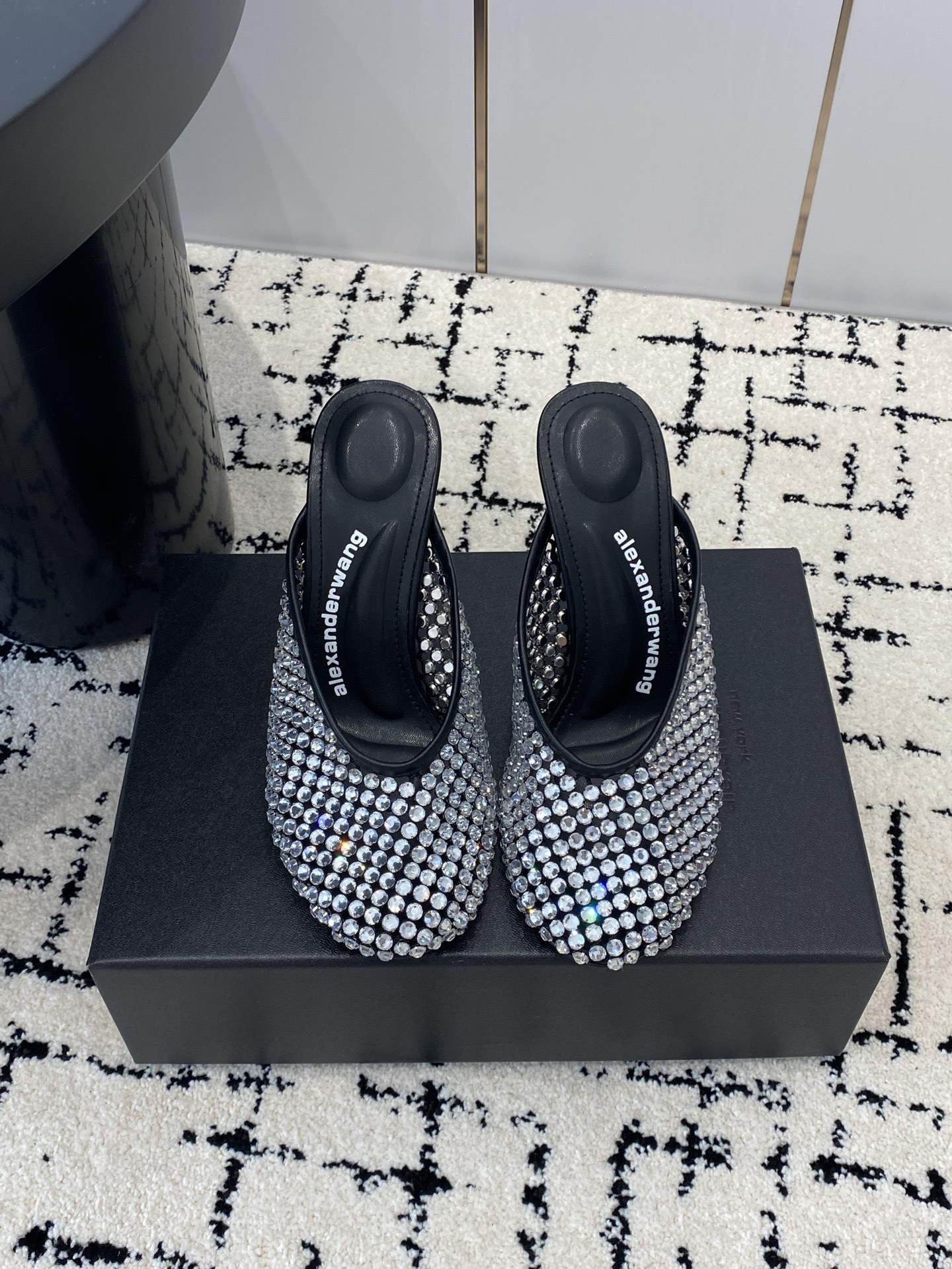 NO:679452,,Purchase level King 25ss new model!  Alexander Wang high-heeled shoes, luxury goods for women, Alexander* Wang original 1:1 concave and convex massage insoles with rubber injection logo, the most fashionable round toe + high-elastic injection molding material, the perfect match for a queen!  It's extremely comfortable, and it's really beautiful. It's positioned just right to show your toes. It's really sexy~ The letter logo design is very special!  , the original leather is easy to control!  Ice mesh upper + imported rhinestones, three-color gun color, white, apricot, imported sheepskin for feet, 10cm heel height, original Italian imported through-dyed genuine leather outsole, Size 34-43 (34.40.41.42.43 custom made, non-returnable), high heels and slippers, alexander wang, high heels, slippers, sheepskin, Leather soles19860909,代购级 大王 25ss 新款！Alexander Wang亚历山大王高跟鞋 女士奢侈品Alexande* Wang 原版1:1的 凹凸感带按摩的鞋垫配上注胶 Logo 搭配最潮圆头+高弹注塑材质 女王的绝佳搭配！ 舒服感爆棚,美是真的美,位置刚好可以露脚缝, 真的很sexy～字母logo设计很特别！,原厂皮料很好驾驭！ 鞋面冰丝网+进口水钻 三色枪色.白色.杏色 垫脚进口羊皮 跟高10cm 鞋底原版意大利进口透染真皮大底 Size34-43（34.40.41.42.43订做不退换）,高跟鞋拖鞋,alexander wang,high heels,slippers,sheepskin,Leather soles,Women's Shoes