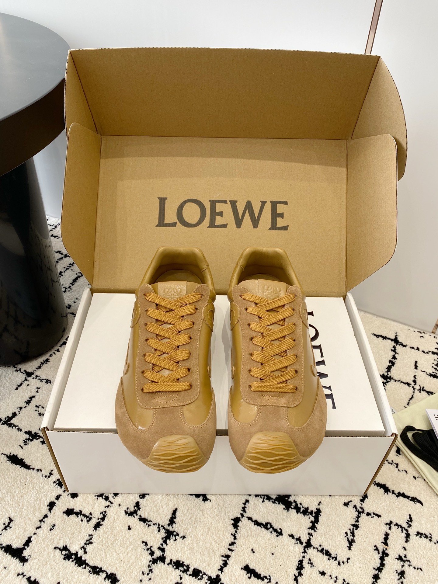 NO:627591,Leather style buttons 10, couple style!  LOEWE's shoes have become very popular this year. This ballet casual shoe is as rhythmic as a pair of hands. The heel design is novel and fits the heel as well as ballet shoes. It is soft and comfortable. This Forrest Gump shoe will be rated as the most comfortable Heelys shoe of the year, as if you are walking on flat ground!  It is recommended to choose the correct size for sports shoes. The shoes are simple and neat low-top shoes with the initials of the brand logo on the side. The most important point is that you will fall in love with these shoes and you will never choose other sports styles. Material introduction: The upper is made of imported cowhide + calfskin + windbreaker cloth (it tests the stitching skills), and the original custom-made abrasive outsole!  Completely packaged, comfortable, simple and versatile Forrest Gump shoes, the design is inspired by ballet shoes and the shoe style of the 1970s, a little retro!  !  Come on ~~ Make an appointment this summer ~~~~ Size 35-45 (with original box packaging), casual shoes/sports shoes, loewe, loewe, sneakers, cowhide19860909皮面款扣子10,情侣款！ LOEWE 今年罗意威的鞋子是大大地火起来了,这款芭蕾休闲鞋,人手一双的节奏 脚后跟设计新颖 像芭蕾舞鞋一样很好的贴合脚后跟,柔软舒适,这款阿甘鞋会被评为年度最舒适的暴走鞋 ,如履平地 ！运动鞋建议正码  鞋子呈简约利落的低帮鞋型,侧面有品牌Logo的首字母,最重要的一点 ,穿上这款鞋就一定会爱上,而且再也无心选备其他运动风了. 材质介绍 : 鞋面由进口牛绒+小牛皮+风衣布 拼接而成 (很考验针车走线的技术哟) ,原版定制磨具大底！ 配齐包装  舒适 简约 百搭 暴走阿甘鞋 ,设计灵感来源于芭蕾舞鞋和20世纪70年代的鞋履风格,有些小复古 ！！来吧 ~~ 这个夏季约起来 ~~~~ 码数35-45码（配原盒包装）,休闲鞋/运动鞋,loewe,loewe,sneakers,cowhide,Women's Shoes